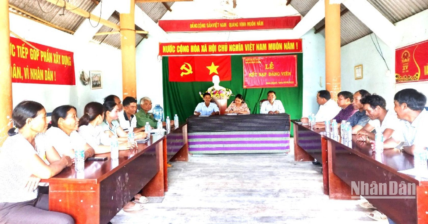 Một buổi lễ kết nạp đảng viên mới của chi bộ buôn Khanh, xã Cư Pui, huyện Krông Bông.