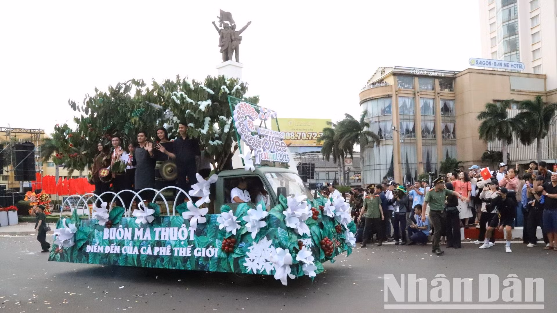 Diễn hành xe hoa tuyên truyền Buôn Ma Thuột-điểm đến của cà-phê thế giới.