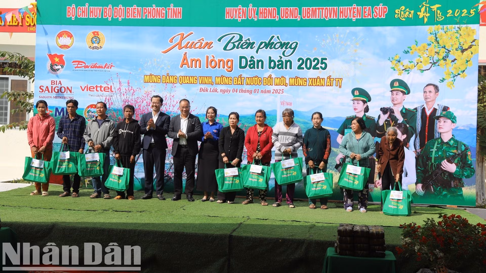 Chương trình tặng quà cho các gia đình có hoàn cảnh khó khăn.