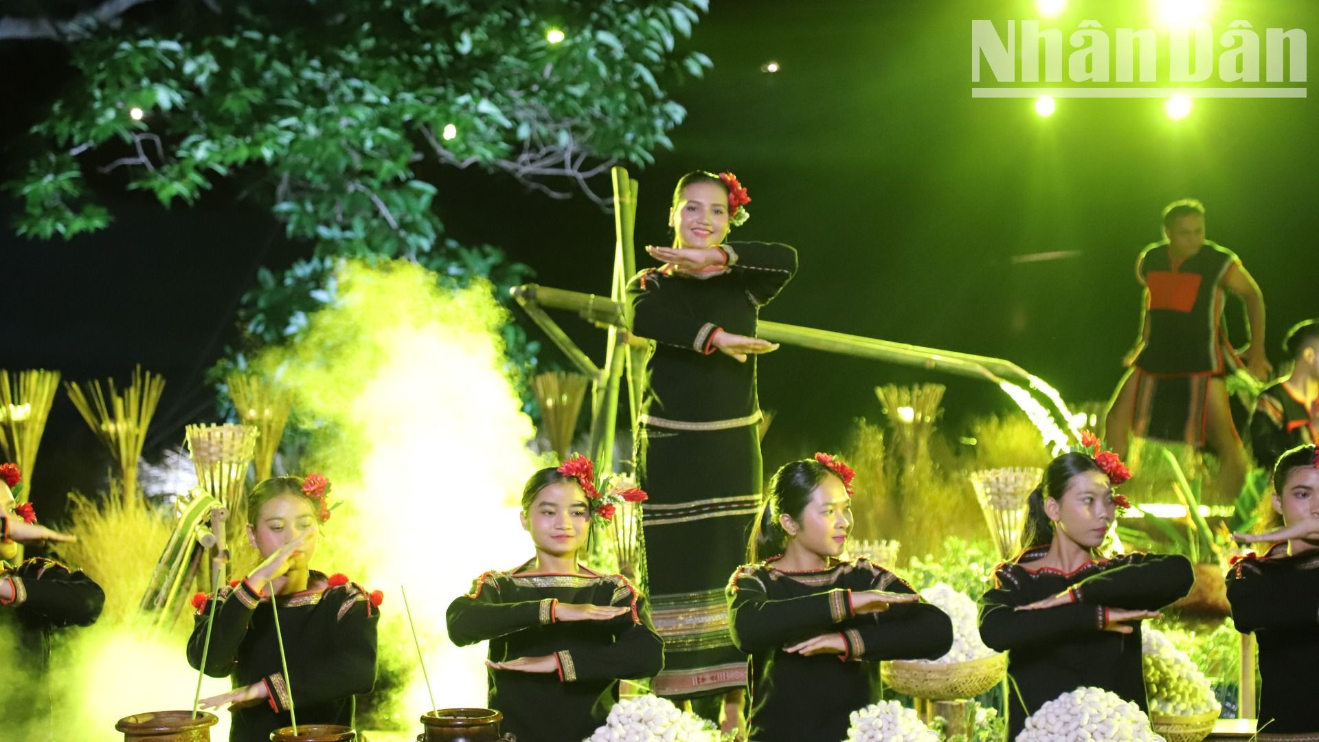 Sắc phục thổ cẩm của các cô gái Ê Đê.