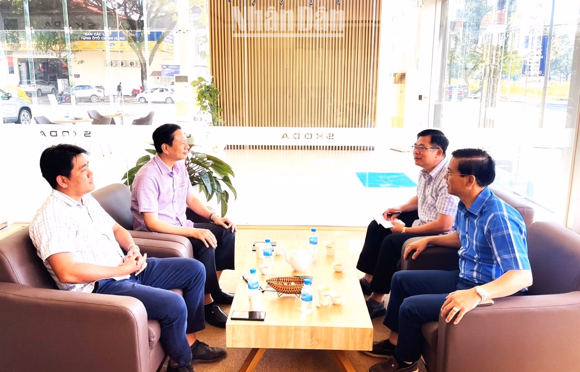 Các doanh nghiệp thuộc Hội Doanh nhân trẻ tỉnh Đắk Lắk phản ảnh với phóng viên Báo Nhân Dân về những khó khăn, vướng mắc hiện nay của các doanh nghiệp.