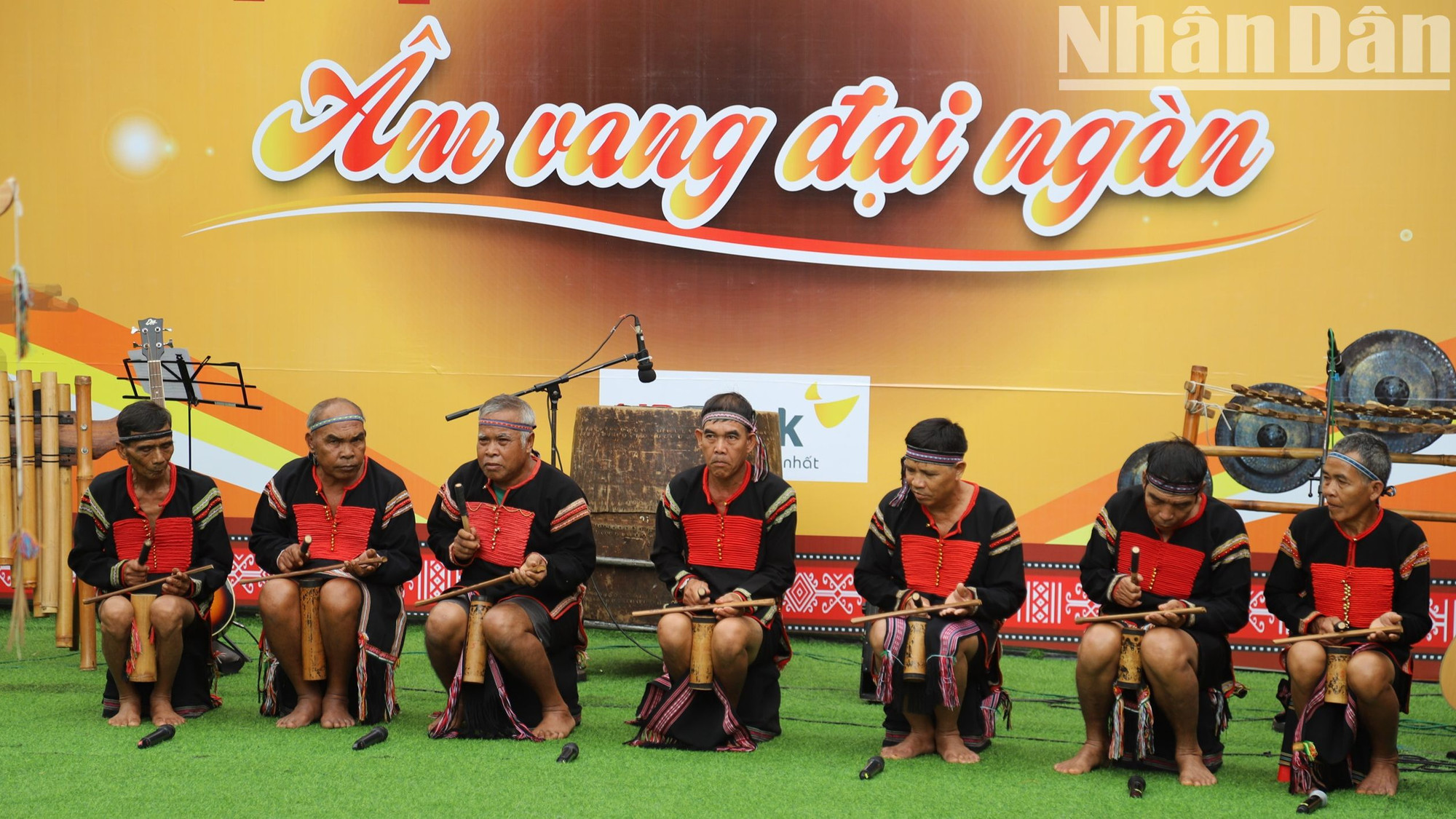 Các nghệ nhân dân tộc Ê Đê diễn tấu chiêng tre phục vụ nhân dân và du khách tại chương trình.