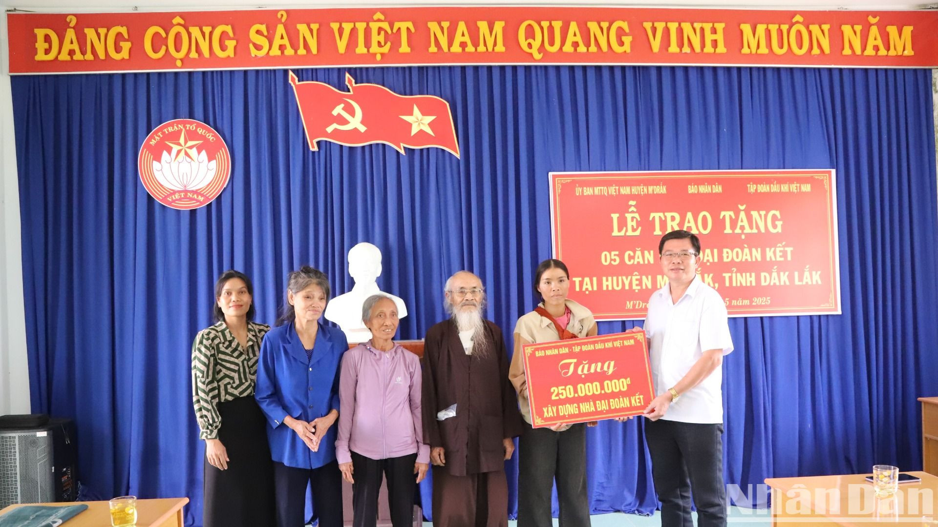 Đại diện Báo Nhân Dân trao tặng kinh phí 250 triệu đồng cho 5 hộ nghèo ở huyện M'Drắk xây dựng nhà đại đoàn kết.