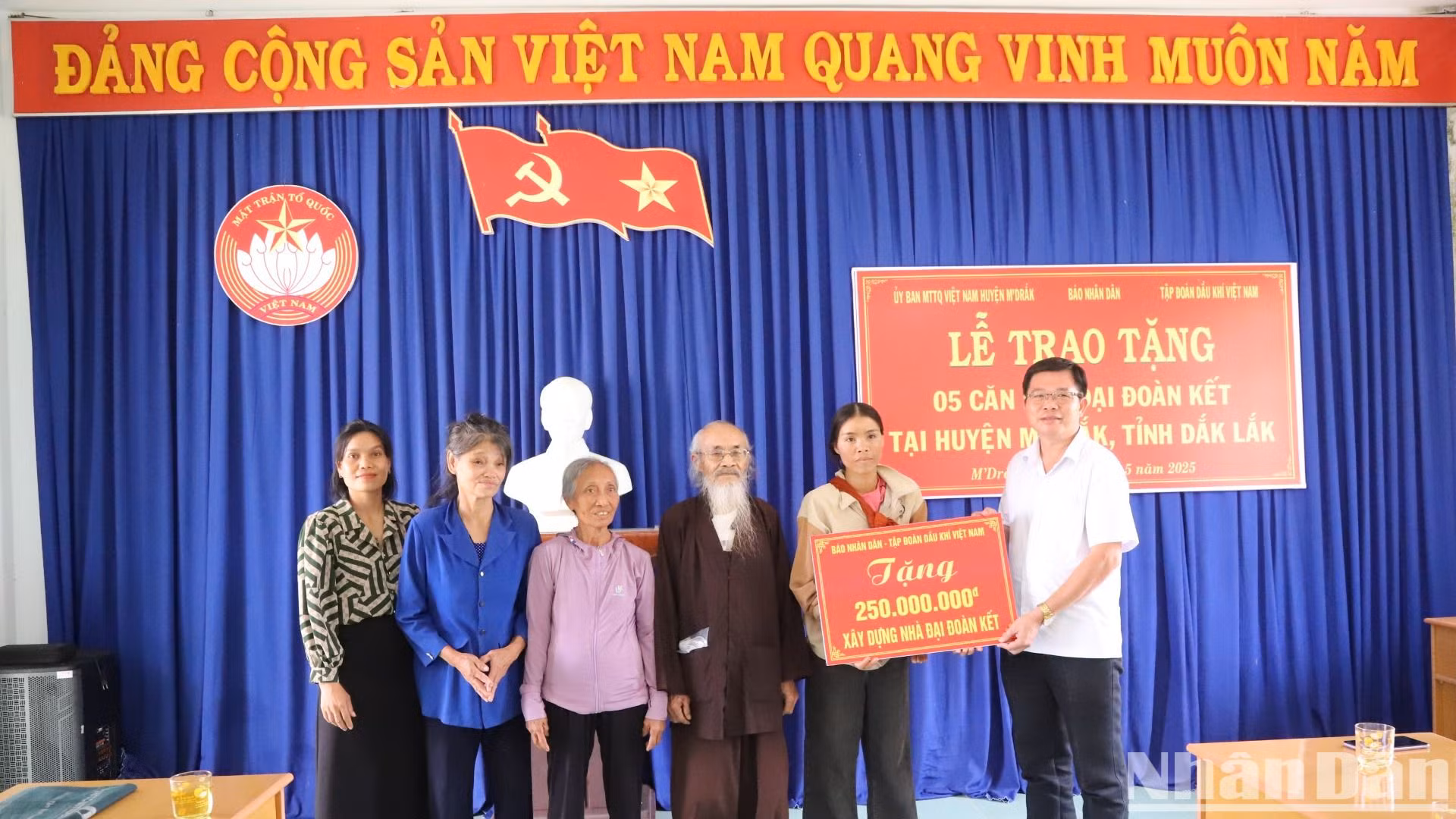 Đại diện Báo Nhân Dân trao tặng kinh phí 250 triệu đồng cho 5 hộ nghèo ở huyện M'Drắk xây dựng nhà đại đoàn kết.