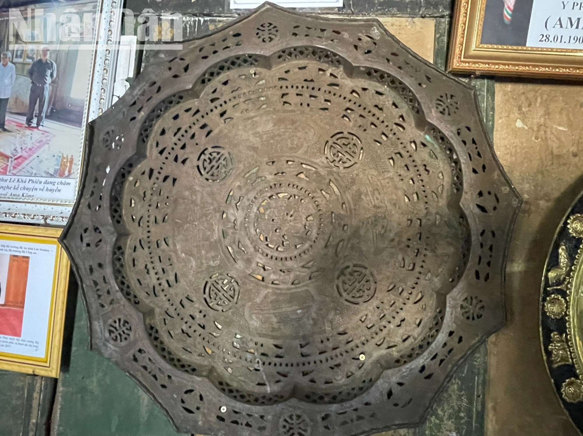 Chiếc mâm đồng này là kỷ vật của vua voi Y Thu Knul để lại. Mâm dùng để đặt lễ cúng thần rừng, thần sông mỗi khi xuất phát đi săn bắt voi rừng cũng như làm lễ cúng thủ tục nhập buôn làng cho những con voi đã được thuần dưỡng. Mâm được đưa từ Lào về Việt Nam năm 1859. Chiếc mâm đồng này là kỷ vật của vua voi Y Thu Knul để lại. Mâm dùng để đặt lễ cúng thần rừng, thần sông mỗi khi xuất phát đi săn bắt voi rừng cũng như làm lễ cúng thủ tục nhập buôn làng cho những con voi đã được thuần dưỡng. Mâm được đưa từ Lào về Việt Nam năm 1859.