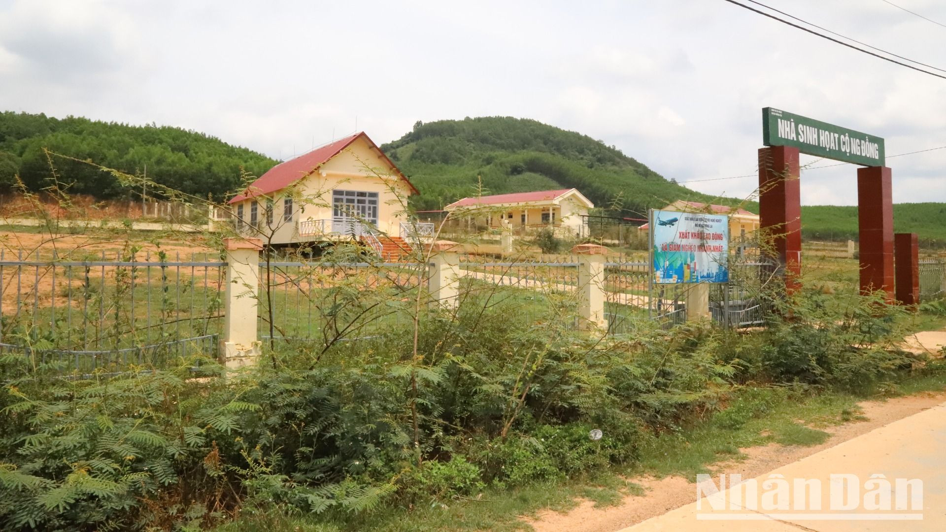 Dù được đầu tư xây dựng cơ sở hạ tầng khang trang nhưng do chính sách về đối tượng thụ hưởng thay đổi nên đến nay, Dự án định canh, định cư xã Ea Yiêng bị bỏ hoang. Dù được đầu tư xây dựng cơ sở hạ tầng khang trang nhưng do chính sách về đối tượng thụ hưởng thay đổi nên đến nay, Dự án định canh, định cư xã Ea Yiêng bị bỏ hoang.