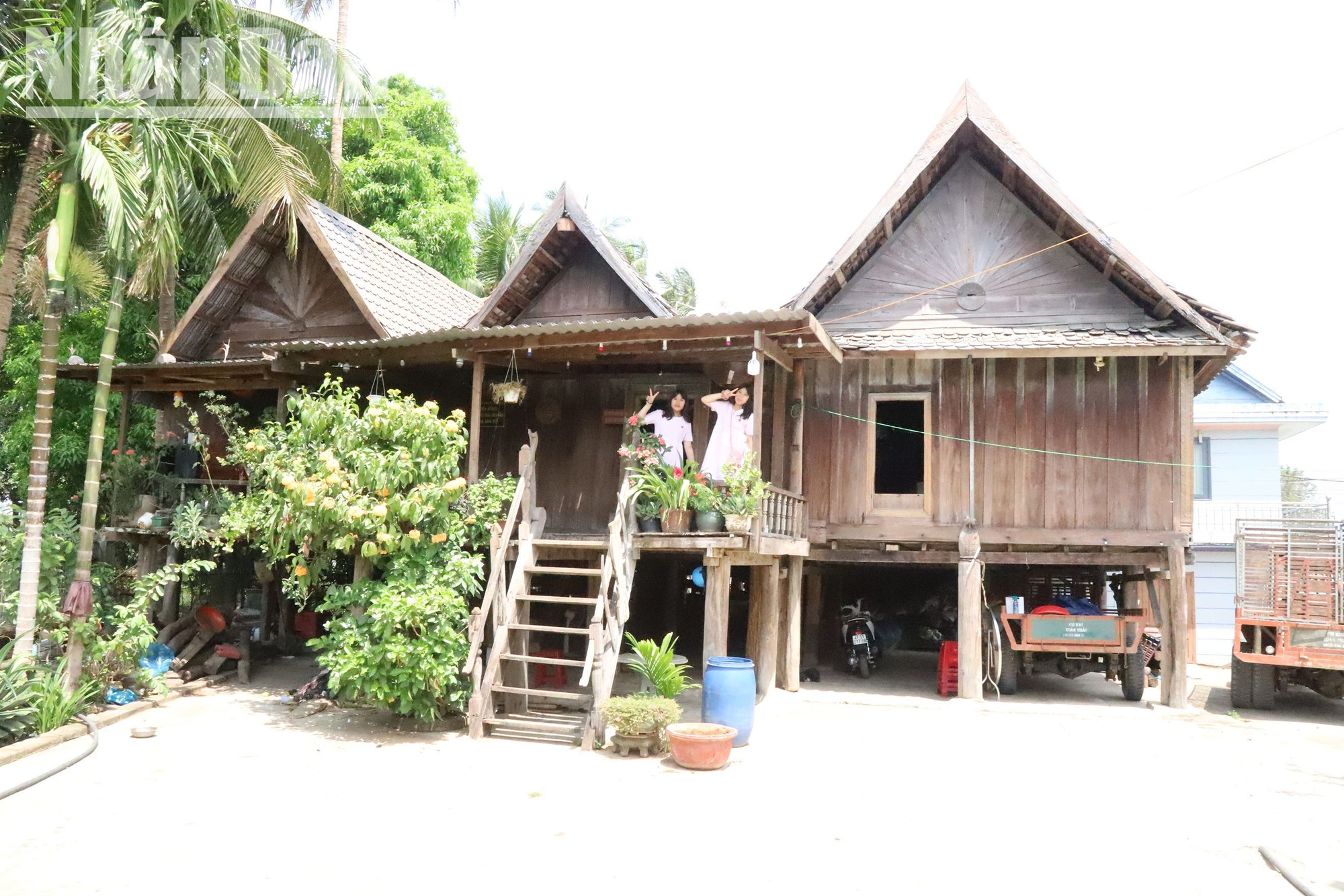 Ngôi nhà sàn cổ của vua voi Y Thu Knul đã 139 năm tuổi, gồm 3 gian song song liền kề, được xây dựng hoàn toàn bằng gỗ theo kiến trúc chùa tháp của Lào-Thái. Ngôi nhà sàn cổ của vua voi Y Thu Knul đã 139 năm tuổi, gồm 3 gian song song liền kề, được xây dựng hoàn toàn bằng gỗ theo kiến trúc chùa tháp của Lào-Thái.