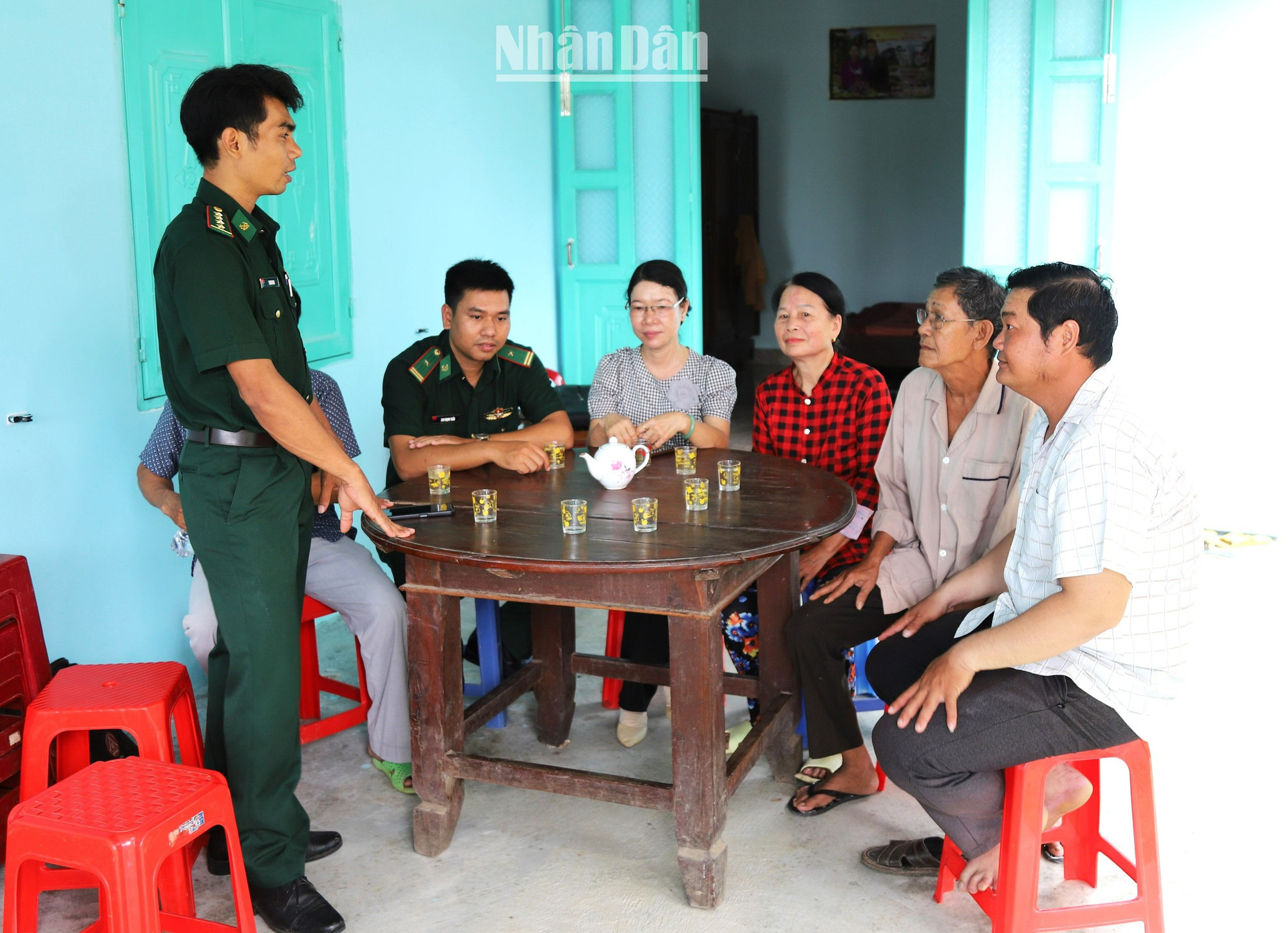 Cùng với hỗ trợ nhân dân phát triển kinh tế, xóa đói giảm nghèo, Bộ đội Biên phòng tỉnh Đắk Lắk luôn bám sát cơ sở, tuyên truyền, vận động nhân dân khu vực biên giới nâng cao nhận thức, tích cực cùng Bộ đội Biên phòng bảo vệ vững chắc chủ quyền biên giới quốc gia. Cùng với hỗ trợ nhân dân phát triển kinh tế, xóa đói giảm nghèo, Bộ đội Biên phòng tỉnh Đắk Lắk luôn bám sát cơ sở, tuyên truyền, vận động nhân dân khu vực biên giới nâng cao nhận thức, tích cực cùng Bộ đội Biên phòng bảo vệ vững chắc chủ quyền biên giới quốc gia.