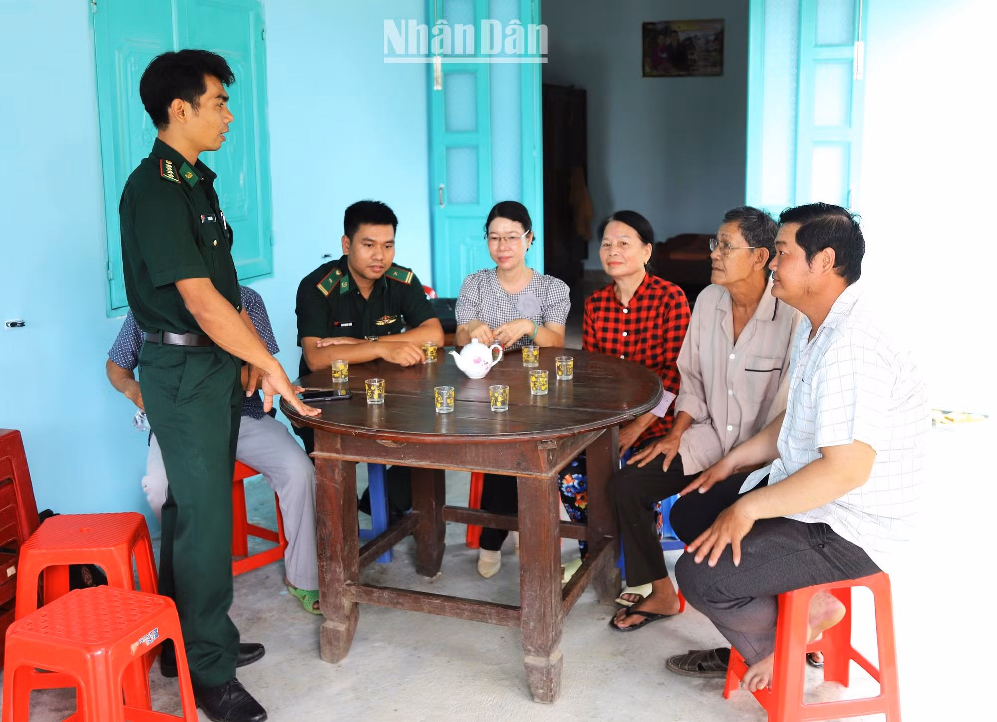 Cùng với hỗ trợ nhân dân phát triển kinh tế, xóa đói giảm nghèo, Bộ đội Biên phòng tỉnh Đắk Lắk luôn bám sát cơ sở, tuyên truyền, vận động nhân dân khu vực biên giới nâng cao nhận thức, tích cực cùng Bộ đội Biên phòng bảo vệ vững chắc chủ quyền biên giới quốc gia.