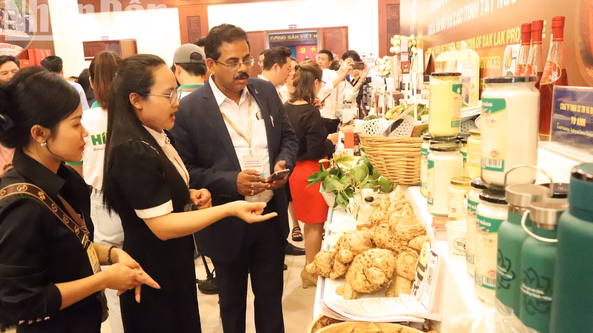 Doanh nhân Ấn Độ tìm hiểu các sản phẩm nông nghiệp và OCOP của tỉnh Đắk Lắk.