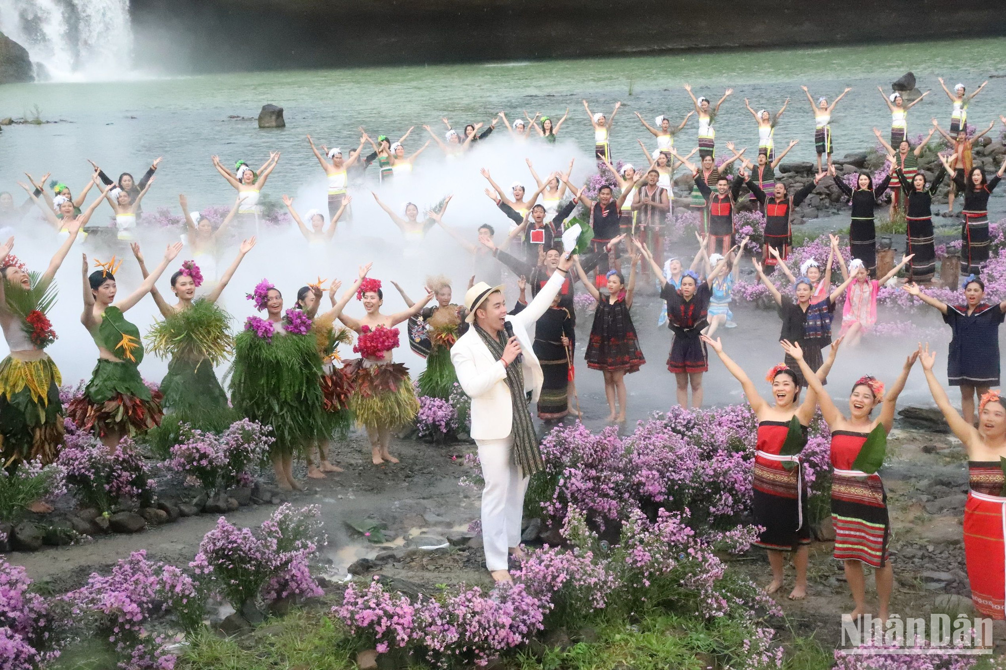 Vùng Tây Nguyên hiện có 49 dân tộc anh em sinh sống, mỗi dân tộc có những giá trị di sản văn hóa khác nhau, tạo thành kho tàng văn hóa đặc sắc nhất trong cả nước.