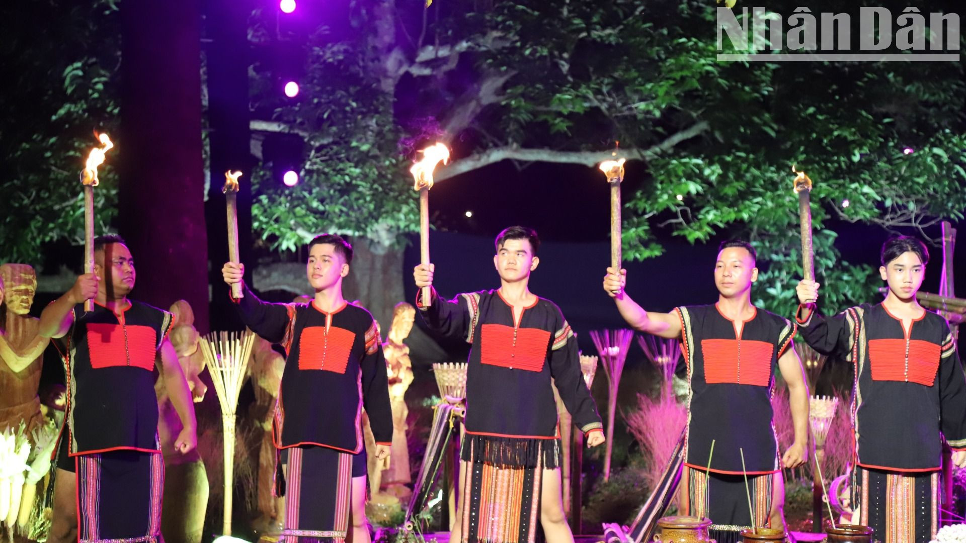 Trang phục thổ cẩm của đàn ông Ê Đê.