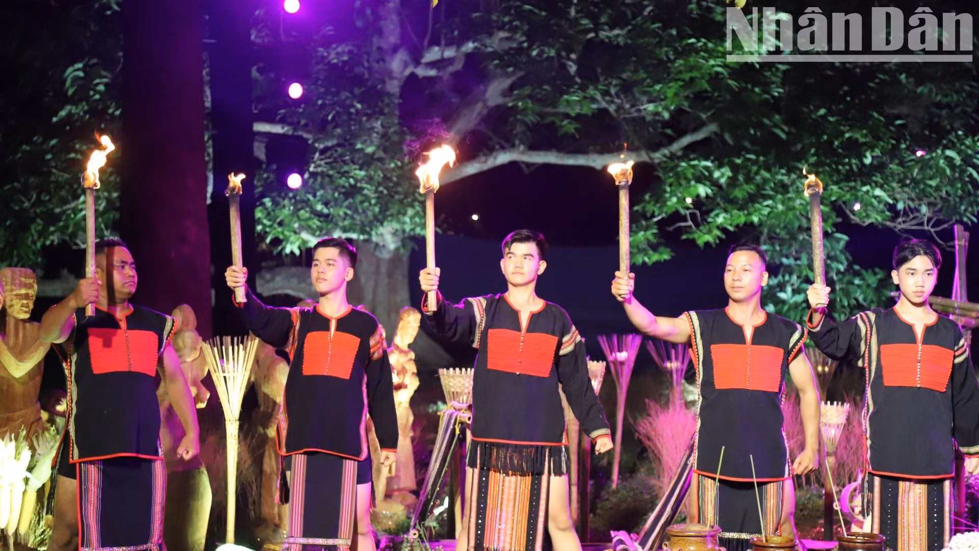 Trang phục thổ cẩm của đàn ông Ê Đê.