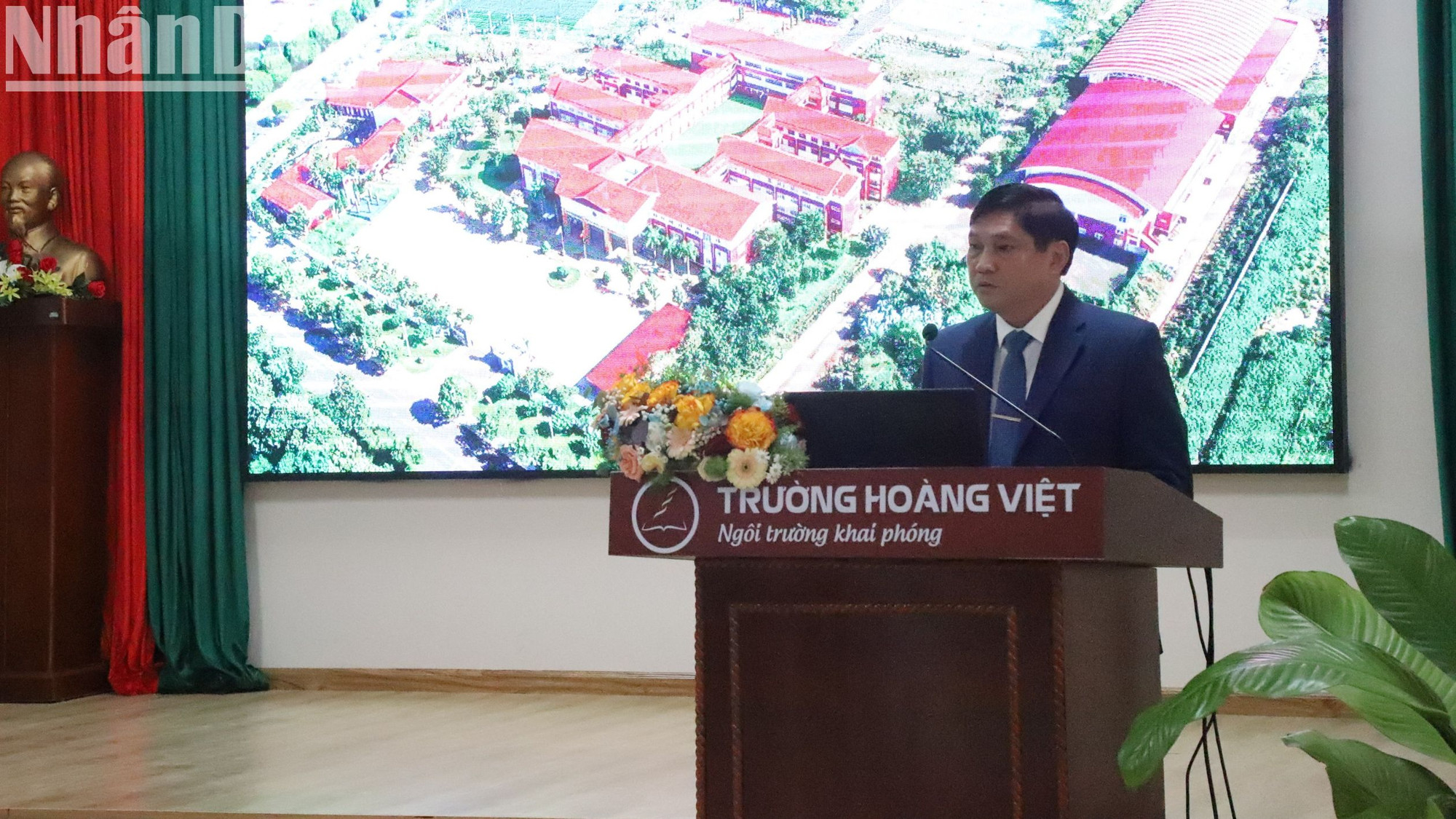 Ông Lê Đình Hiền, Chủ tịch Hội đồng Trường báo cáo với Phó Thủ tướng Thường trực về kết quả 9 năm đi vào hoạt động của nhà trường.