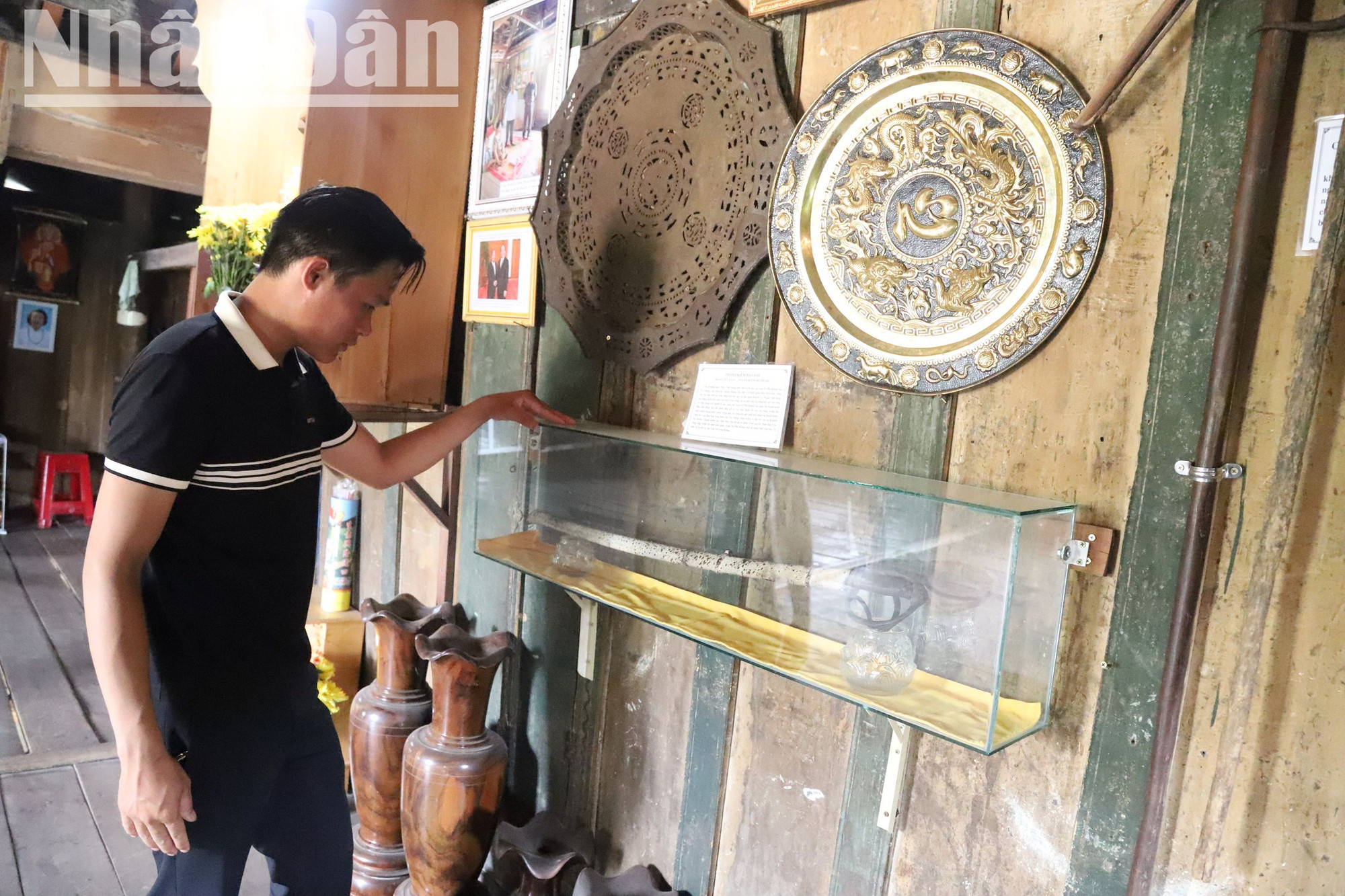 Tại đây còn trưng bày thanh kiếm Bảo Đại được Vua Bảo Đại tặng cho Tù trưởng Cao Nguyên Ama Pợ Pho Khăm Súc vào những năm 1942-1943. Ama Pợ Pho Súc là cháu ruột của ông tổ săn voi và là bố vợ của vua voi Ama Kông. Tại đây còn trưng bày thanh kiếm Bảo Đại được Vua Bảo Đại tặng cho Tù trưởng Cao Nguyên Ama Pợ Pho Khăm Súc vào những năm 1942-1943. Ama Pợ Pho Súc là cháu ruột của ông tổ săn voi và là bố vợ của vua voi Ama Kông.