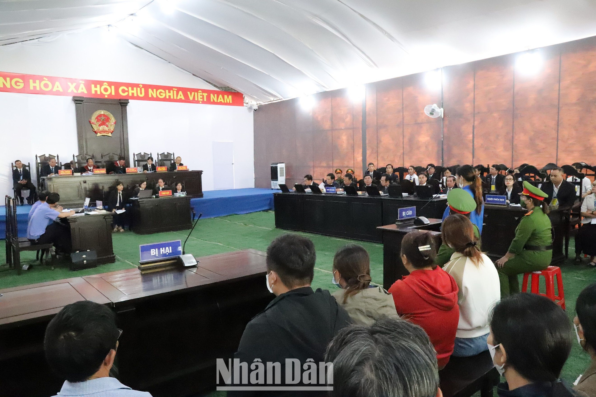 Hội đồng xét xử thẩm vấn căn cước, lý lịch của các bị cáo.