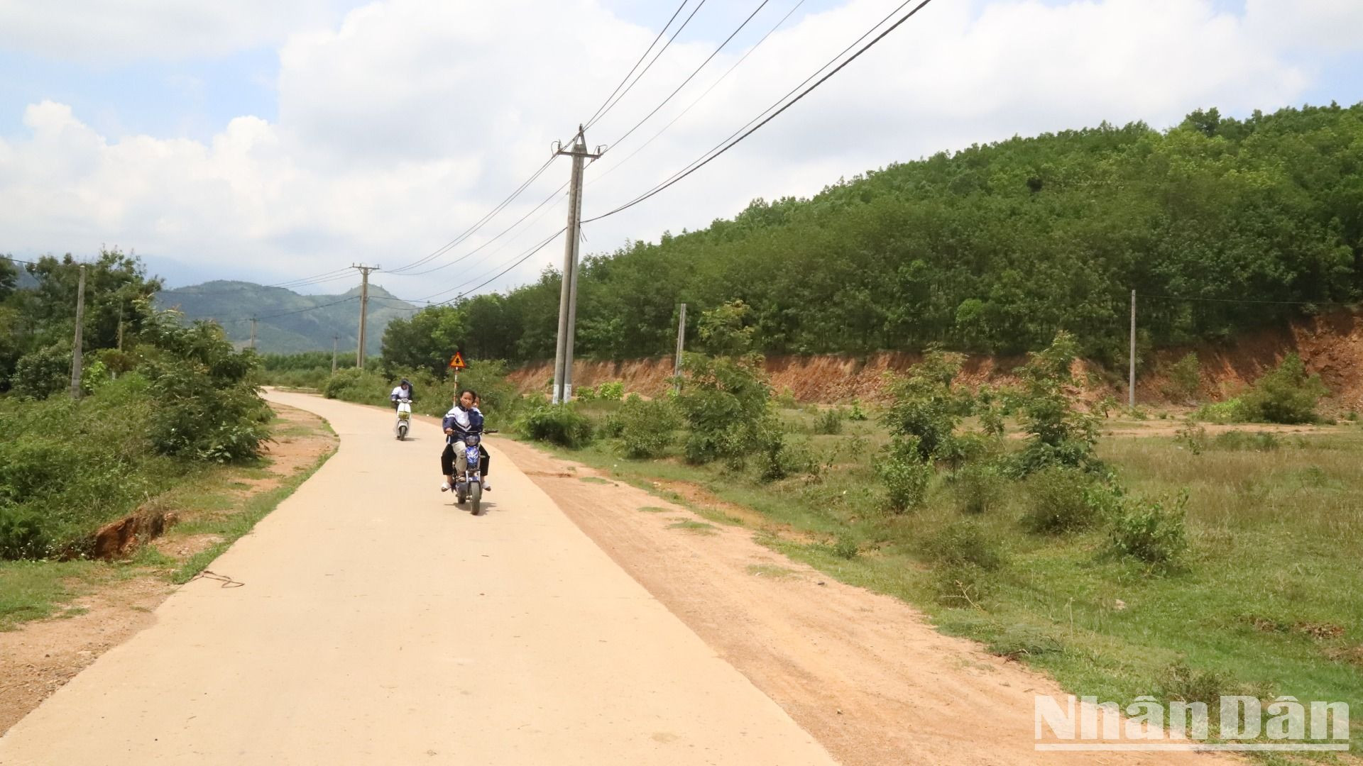 Hệ thống đường giao thông và điện tại Dự án định canh, định cư xã Ea Yiêng được đầu tư hoàn chỉnh. Hệ thống đường giao thông và điện tại Dự án định canh, định cư xã Ea Yiêng được đầu tư hoàn chỉnh.