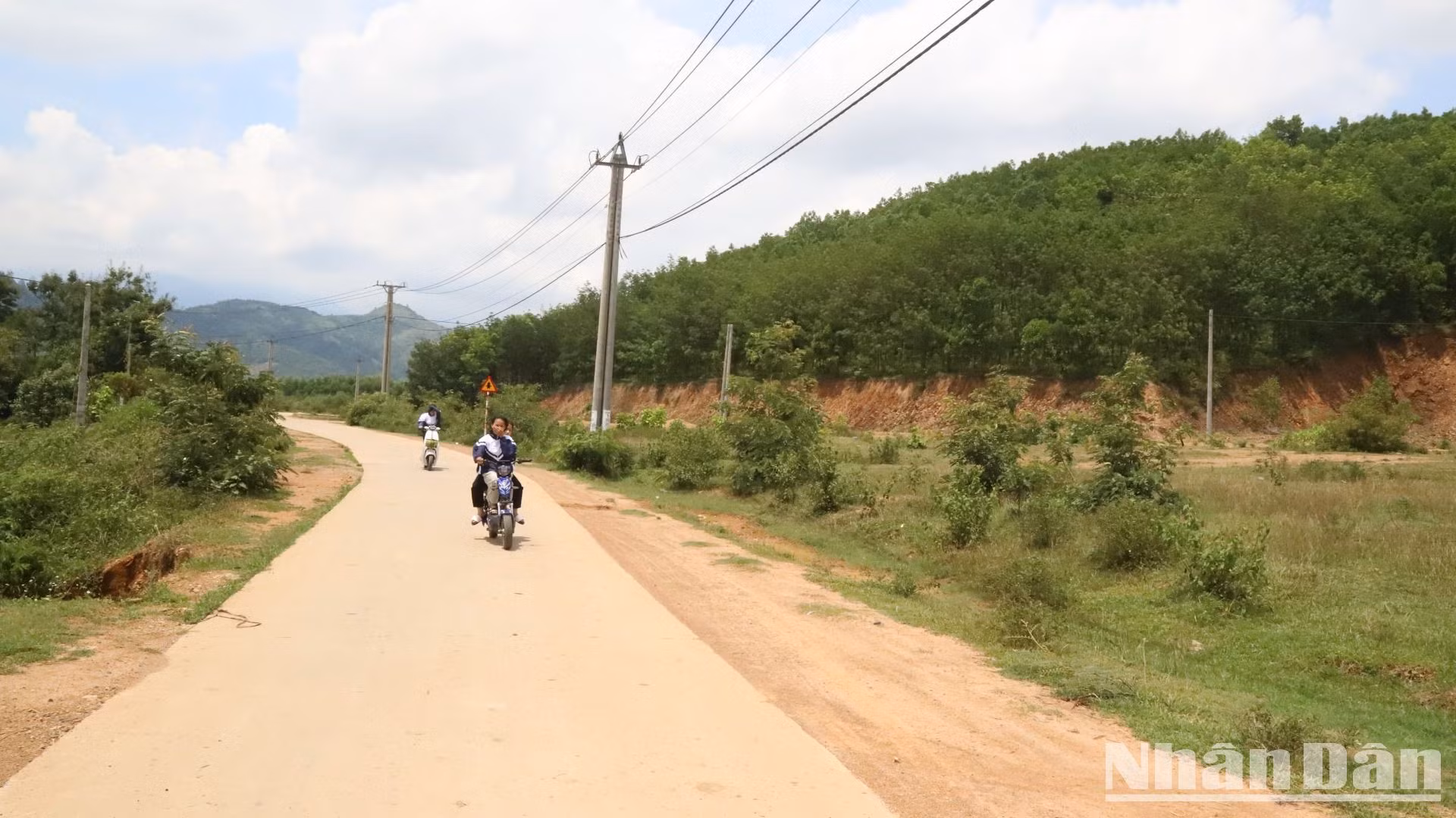 Hệ thống đường giao thông và điện tại Dự án định canh, định cư xã Ea Yiêng được đầu tư hoàn chỉnh.