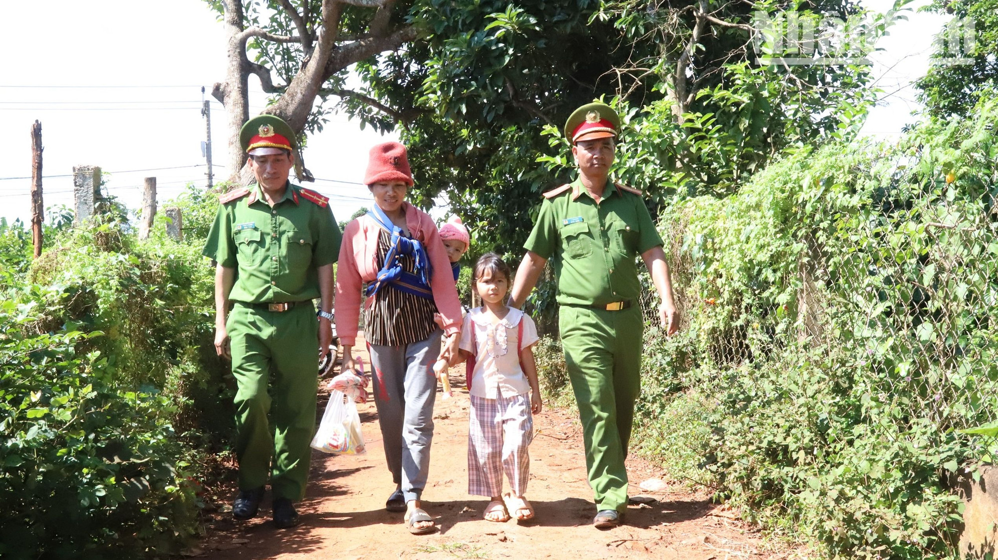 Cán bộ, chiến sĩ các đơn vị lực lượng vũ trang thường xuyên xuống thăm hỏi, hỗ trợ, giúp đỡ đồng bào dân tộc thiểu số ở các buôn làng.