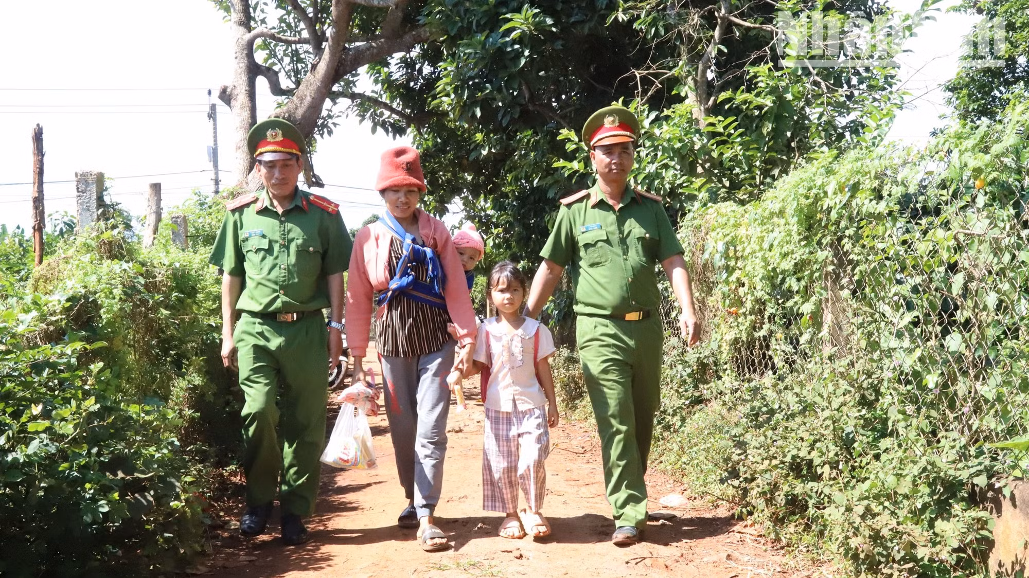 Cán bộ, chiến sĩ các đơn vị lực lượng vũ trang thường xuyên xuống thăm hỏi, hỗ trợ, giúp đỡ đồng bào dân tộc thiểu số ở các buôn làng. Cán bộ, chiến sĩ các đơn vị lực lượng vũ trang thường xuyên xuống thăm hỏi, hỗ trợ, giúp đỡ đồng bào dân tộc thiểu số ở các buôn làng.