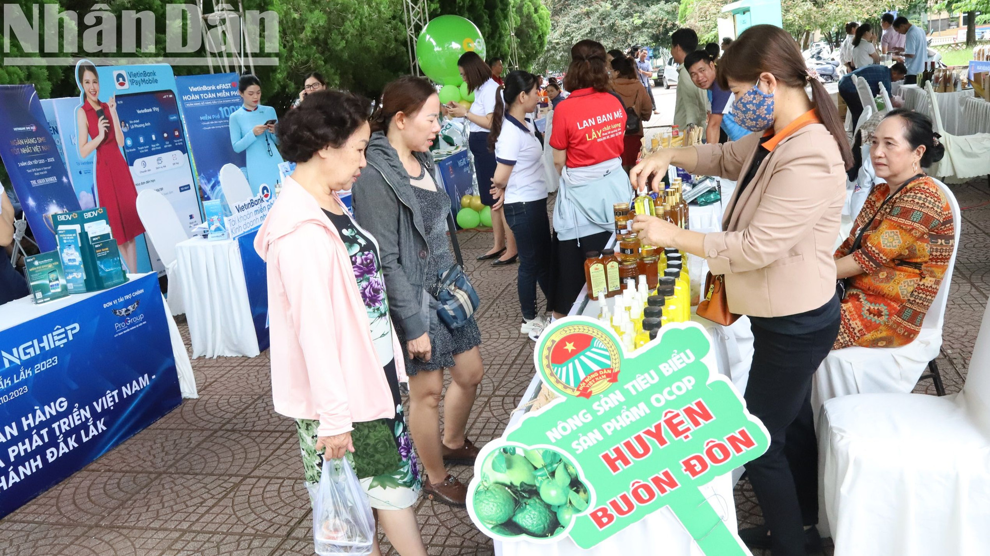 Sản phẩm OCOP huyện Buôn Đôn được giới thiệu tại các hội chợ thương mại. Sản phẩm OCOP huyện Buôn Đôn được giới thiệu tại các hội chợ thương mại.