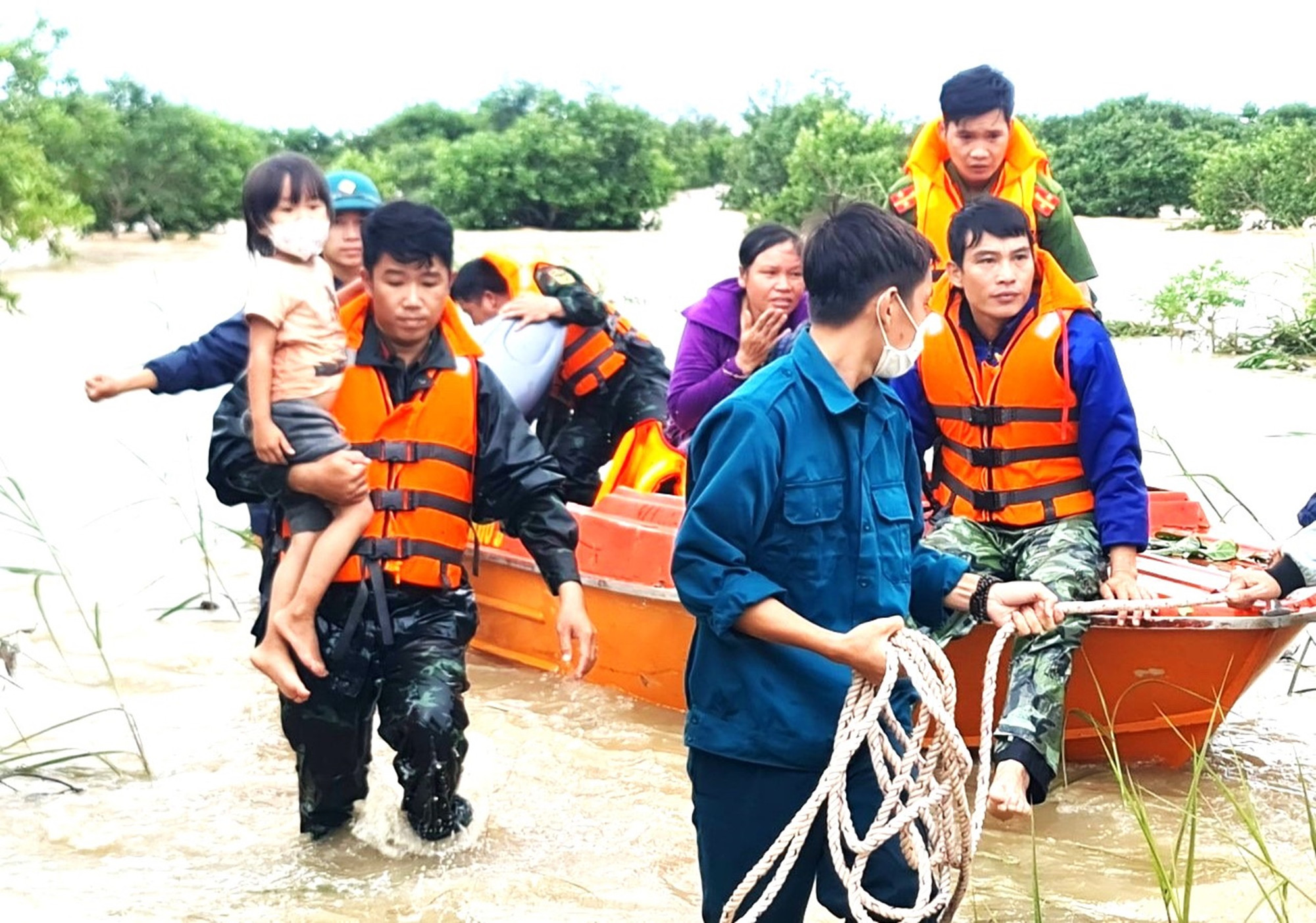 Các ngành chức năng huyện Ea Súp hỗ trợ di chuyển nhân dân ở vùng lũ đến nơi khô ráo, an toàn.