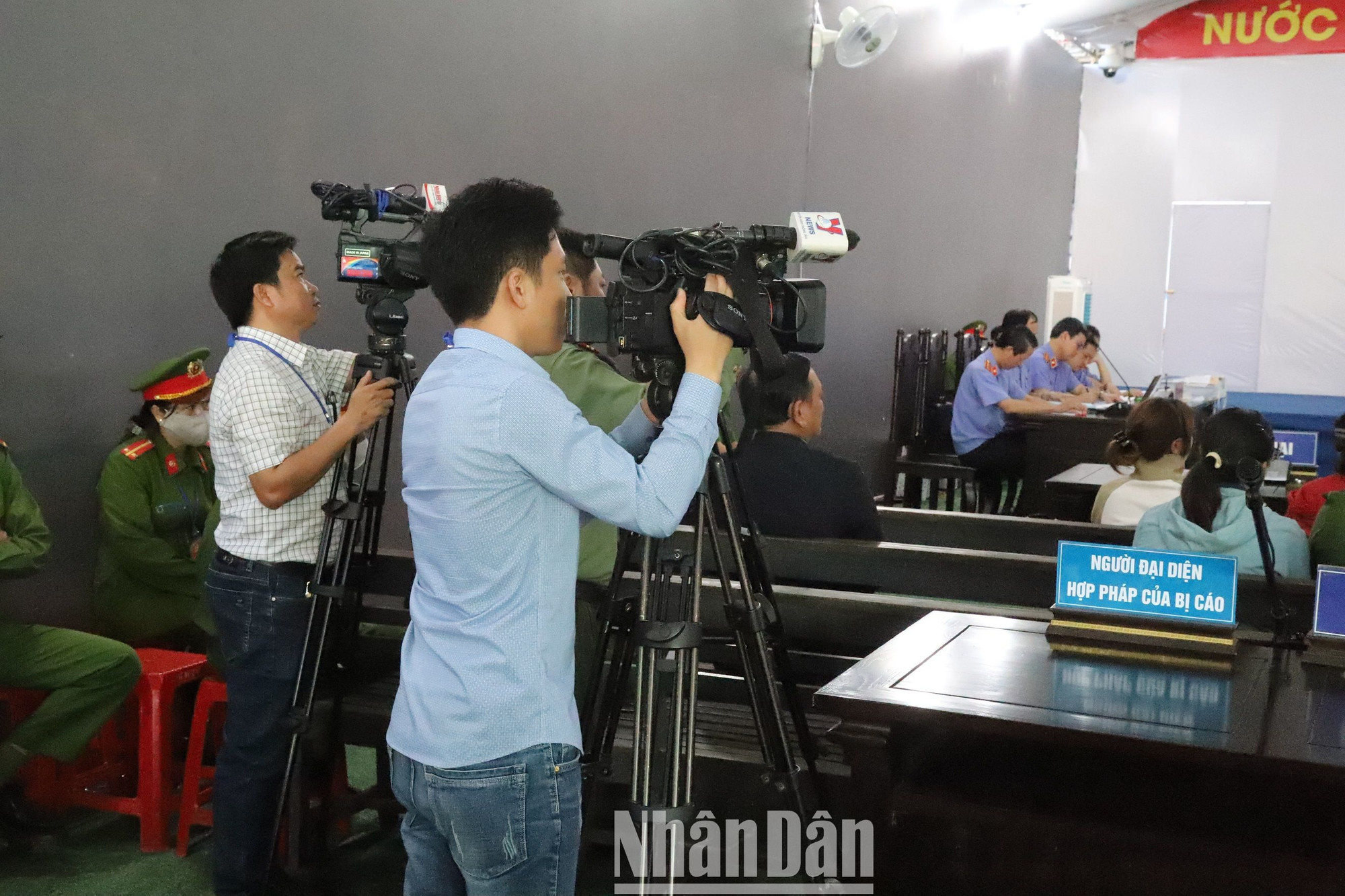 Các phóng viên tác nghiệp tại phiên tòa.