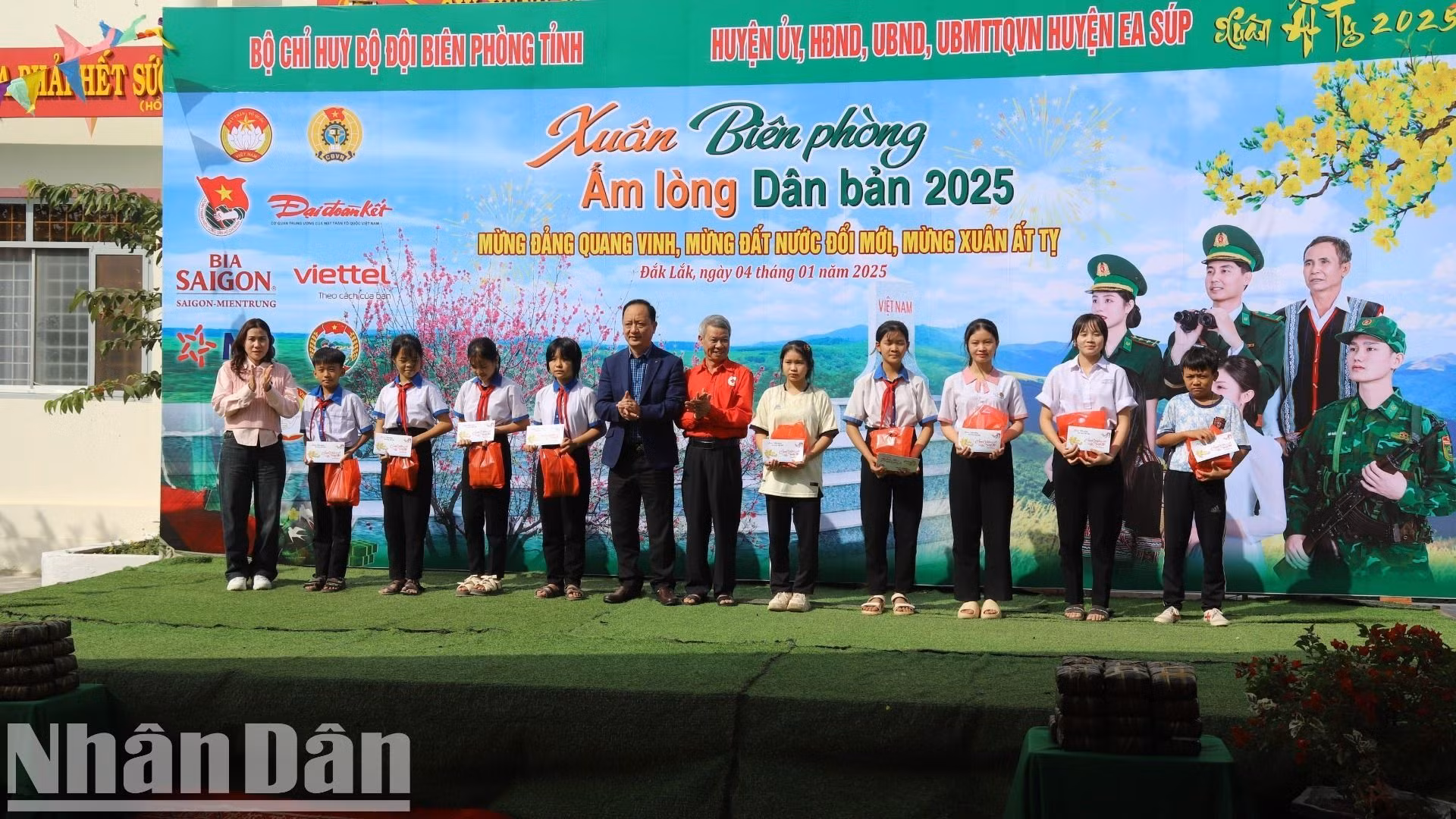 Chương trình trao tặng học bổng cho các cháu học sinh trong chương trình “Nâng bước em tới trường”.