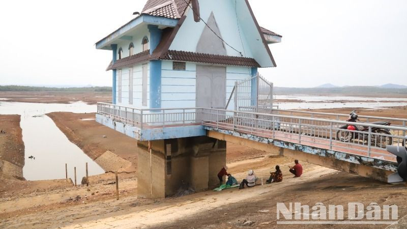 Hiện nay, mực nước tại Hồ Ea Súp Thượng đã xuống thấp hơn mực nước chết 1,7m.