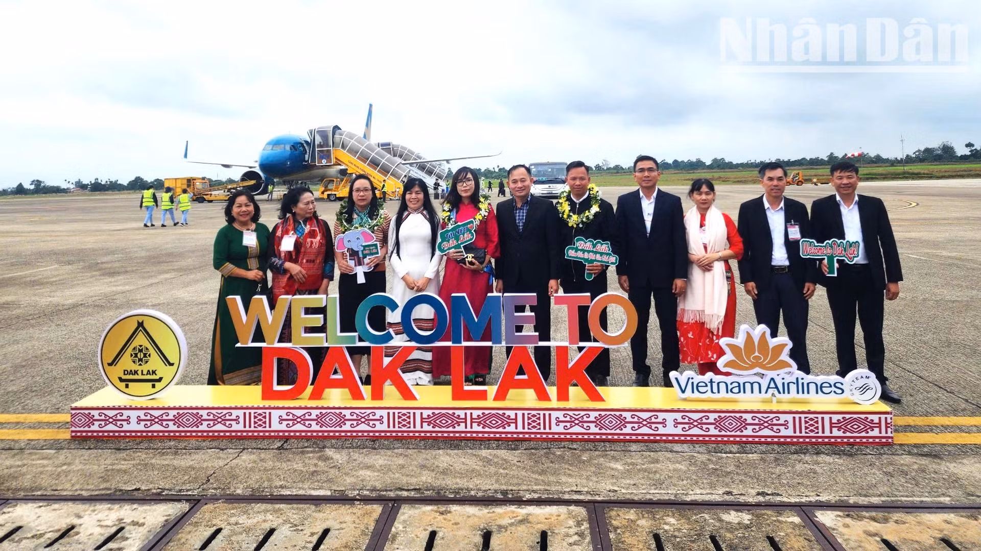 Lãnh đạo Sở Văn hóa, Thể thao và Du lịch tỉnh Đắk Lắk đón vị khách du lịch thứ 1,5 triệu và đoàn khách du lịch đầu tiên đến tỉnh Đắk Lắk nhân dịp Tết Dương lịch năm 2025 tại Cảng hàng không Buôn Ma Thuột.