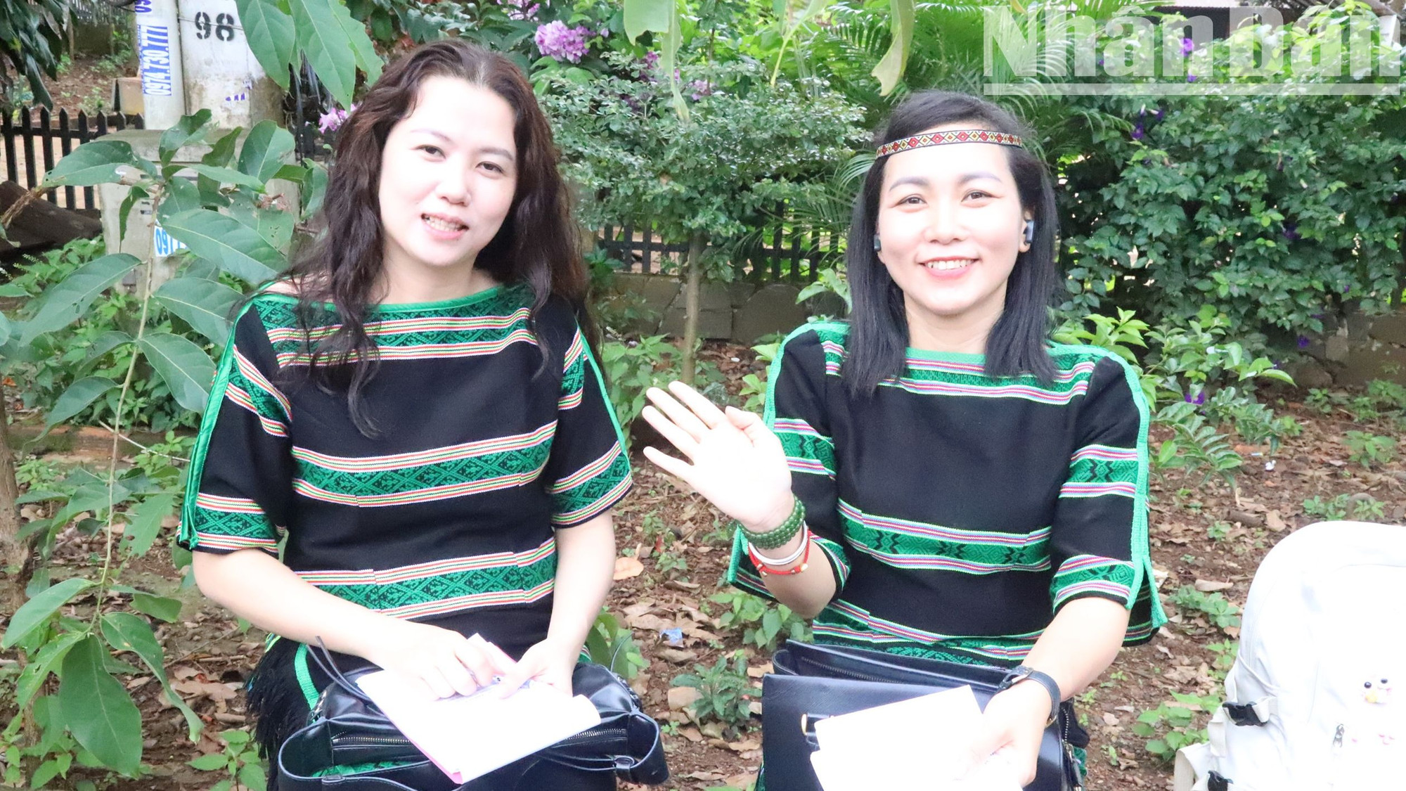 Các cô gái đến từ các buôn làng tham gia Chương trình biểu diễn văn hóa Cồng chiêng phục vụ nhân dân và du khách mang chủ đề “Tình ca Tây Nguyên”.