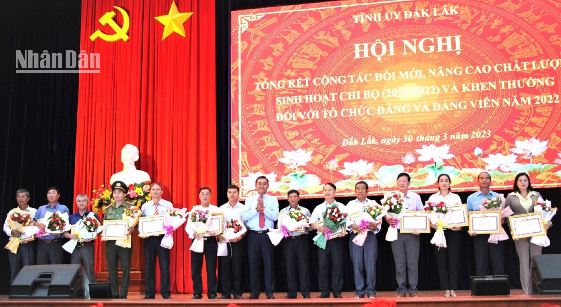 Tỉnh ủy Đắk Lắk tặng Bằng khen cho các tổ chức đảng và đảng viên có nhiều đóng góp trong công tác đổi mới, nâng cao chất lượng sinh hoạt chi bộ trên địa bàn.