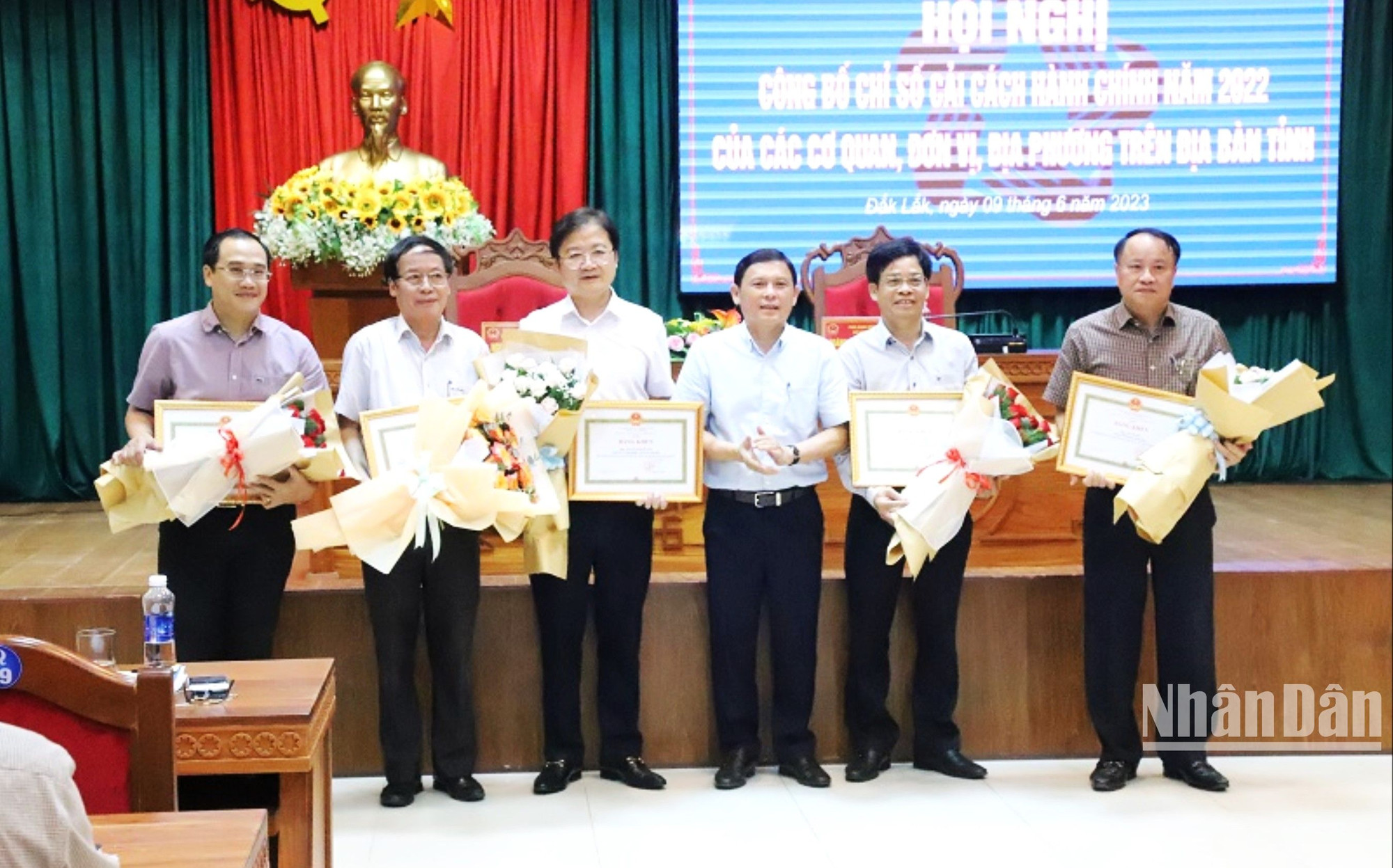 Ủy ban nhân dân tỉnh Đắk Lắk tặng Bằng khen cho các sở và huyện, thành phố đứng đầu trong thực hiện cải cách hành chính năm 2022. Ủy ban nhân dân tỉnh Đắk Lắk tặng Bằng khen cho các sở và huyện, thành phố đứng đầu trong thực hiện cải cách hành chính năm 2022.