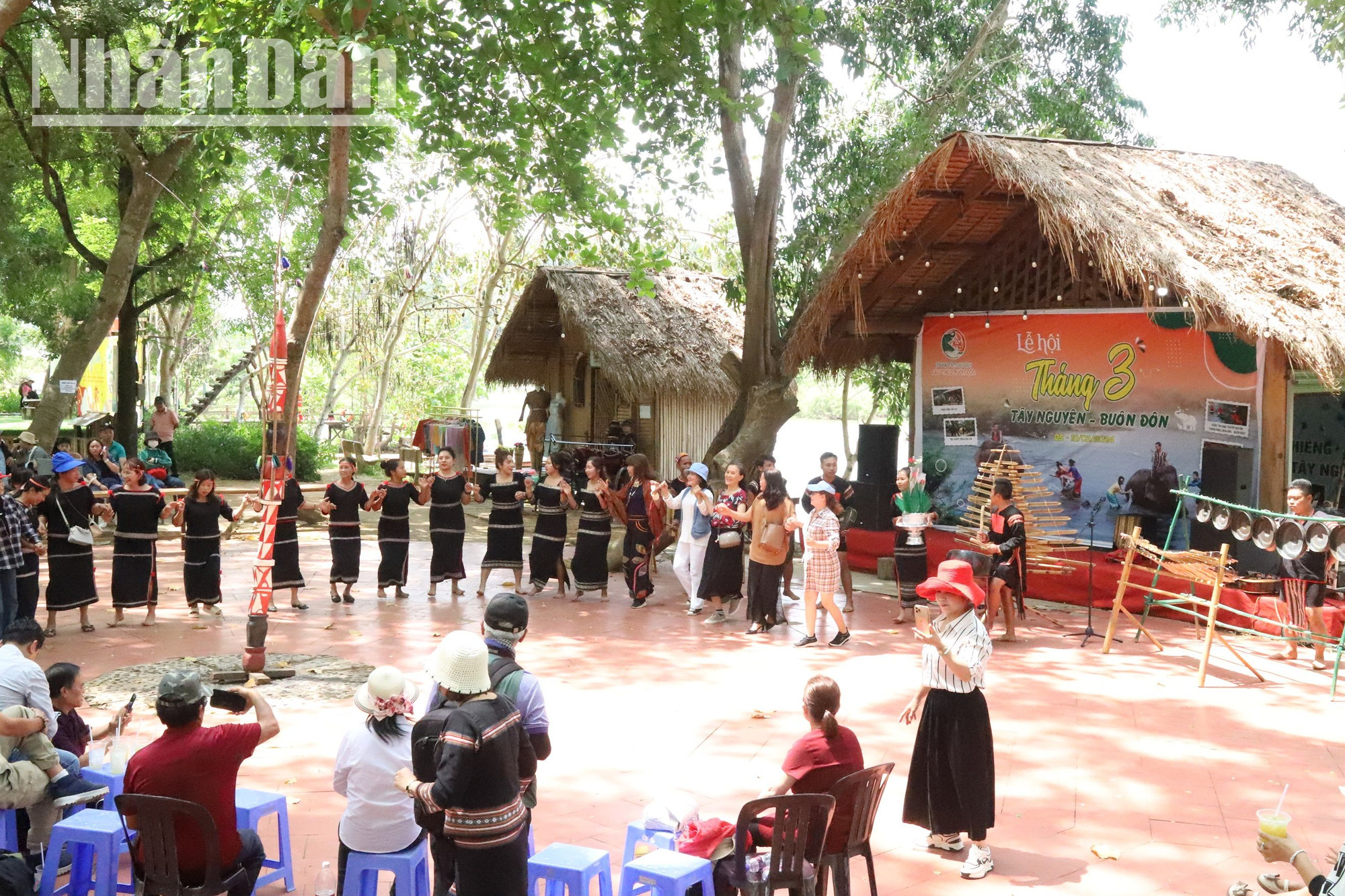 Nổi tiếng với nghề săn bắt và thuần dưỡng voi rừng, vùng đất Buôn Đôn ngày nay trở thành một điểm du lịch hấp dẫn của tỉnh Đắk Lắk. Nổi tiếng với nghề săn bắt và thuần dưỡng voi rừng, vùng đất Buôn Đôn ngày nay trở thành một điểm du lịch hấp dẫn của tỉnh Đắk Lắk.