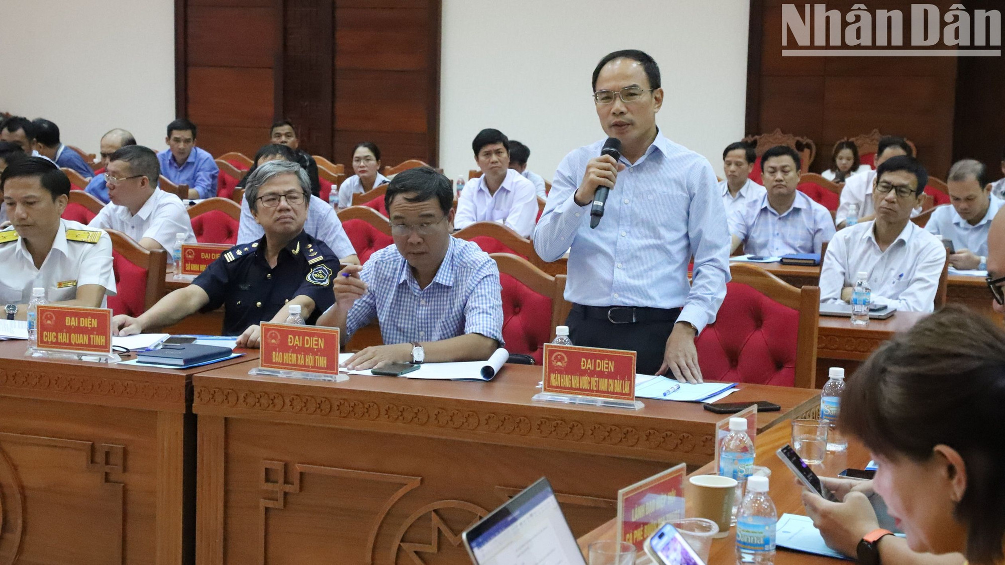 Ông Nguyễn Kim Cương, Giám đốc Ngân hàng Nhà nước chi nhánh tỉnh Đắk Lắk trả lời câu hỏi của các doanh nghiệp.