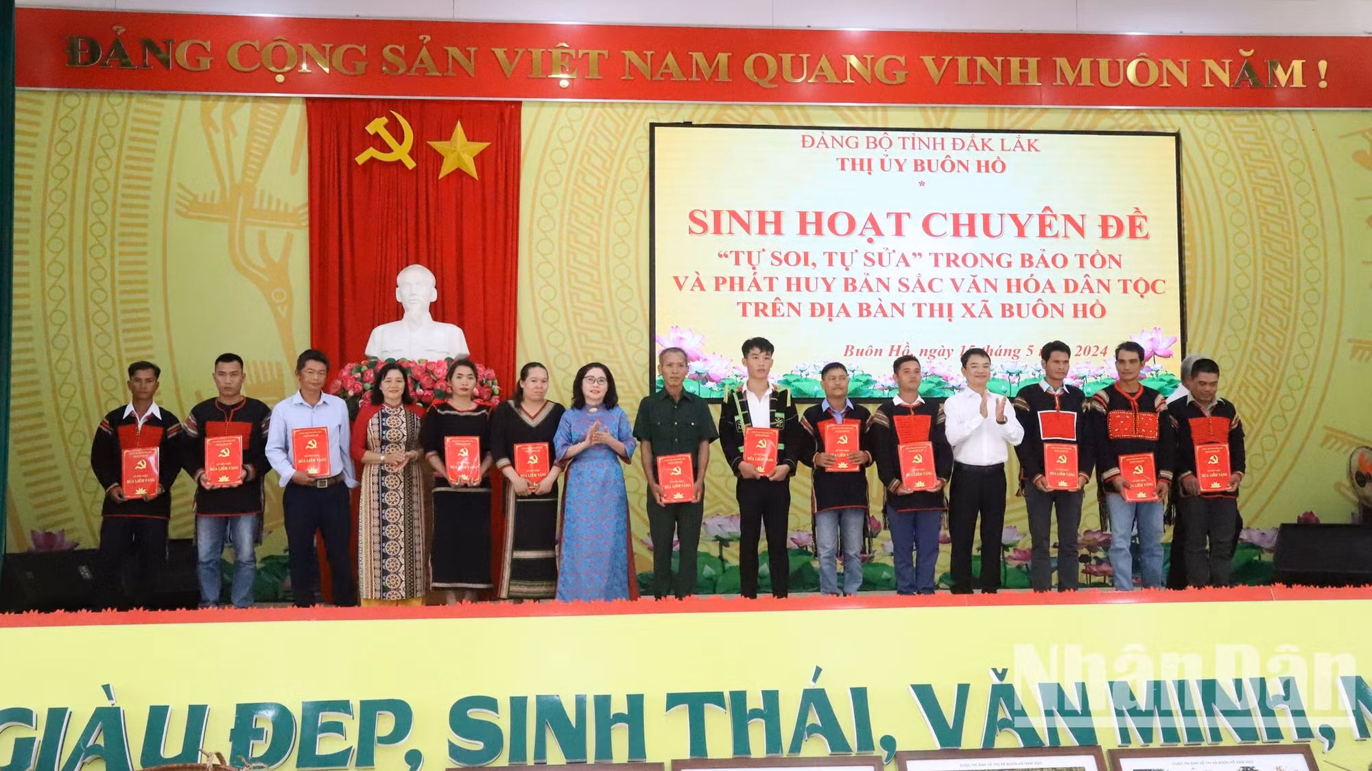 Lãnh đạo Thị ủy Buôn Hồ trao tặng sổ tiết kiệm "Búa Liềm vàng" cho những đảng viên có hoàn cảnh khó khăn tại buổi sinh hoạt chuyên đề “Tự soi, tự sửa trong việc bảo tồn và phát huy bản sắc văn hóa các dân tộc trên địa bàn thị xã Buôn Hồ” dịp sinh nhật Bác Hồ ngày 19/5//2024.