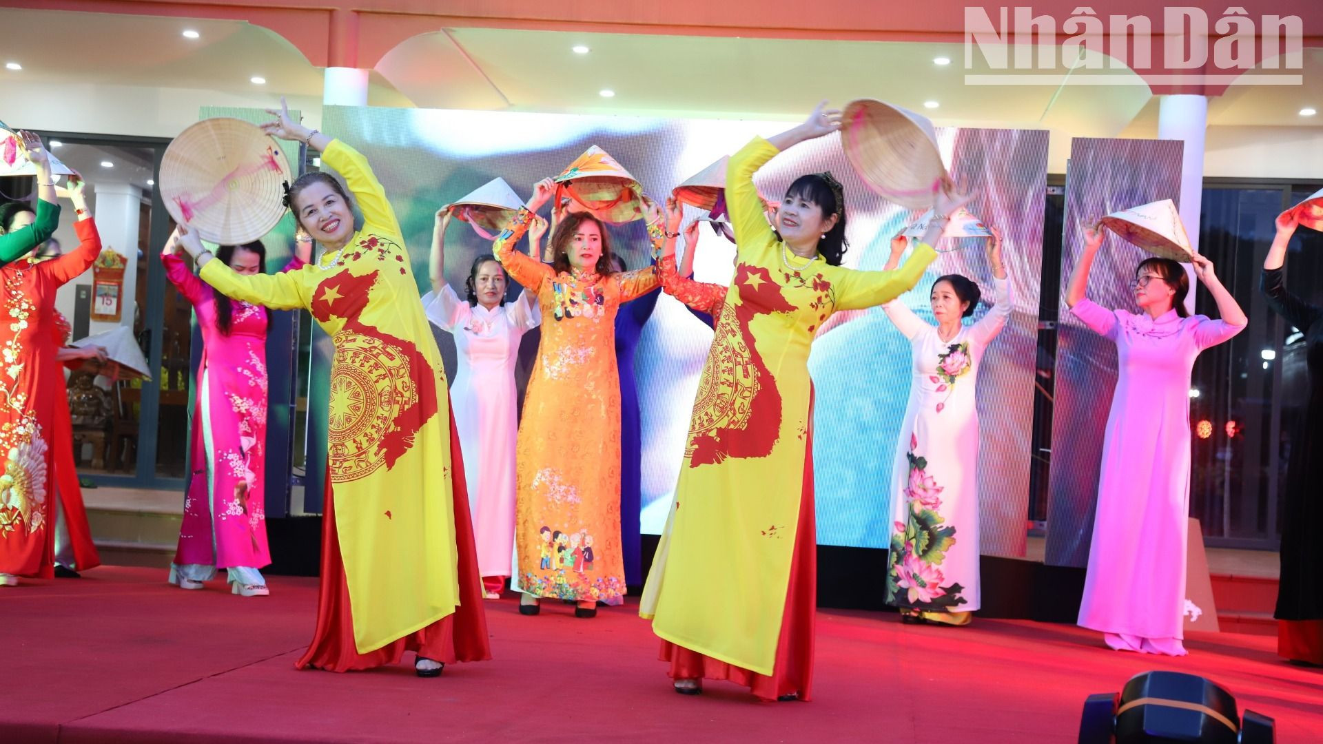 Khi chiếc áo dài kết hợp với chiếc nón bài thơ làm cho người phụ nữ Việt Nam thêm duyên dáng.