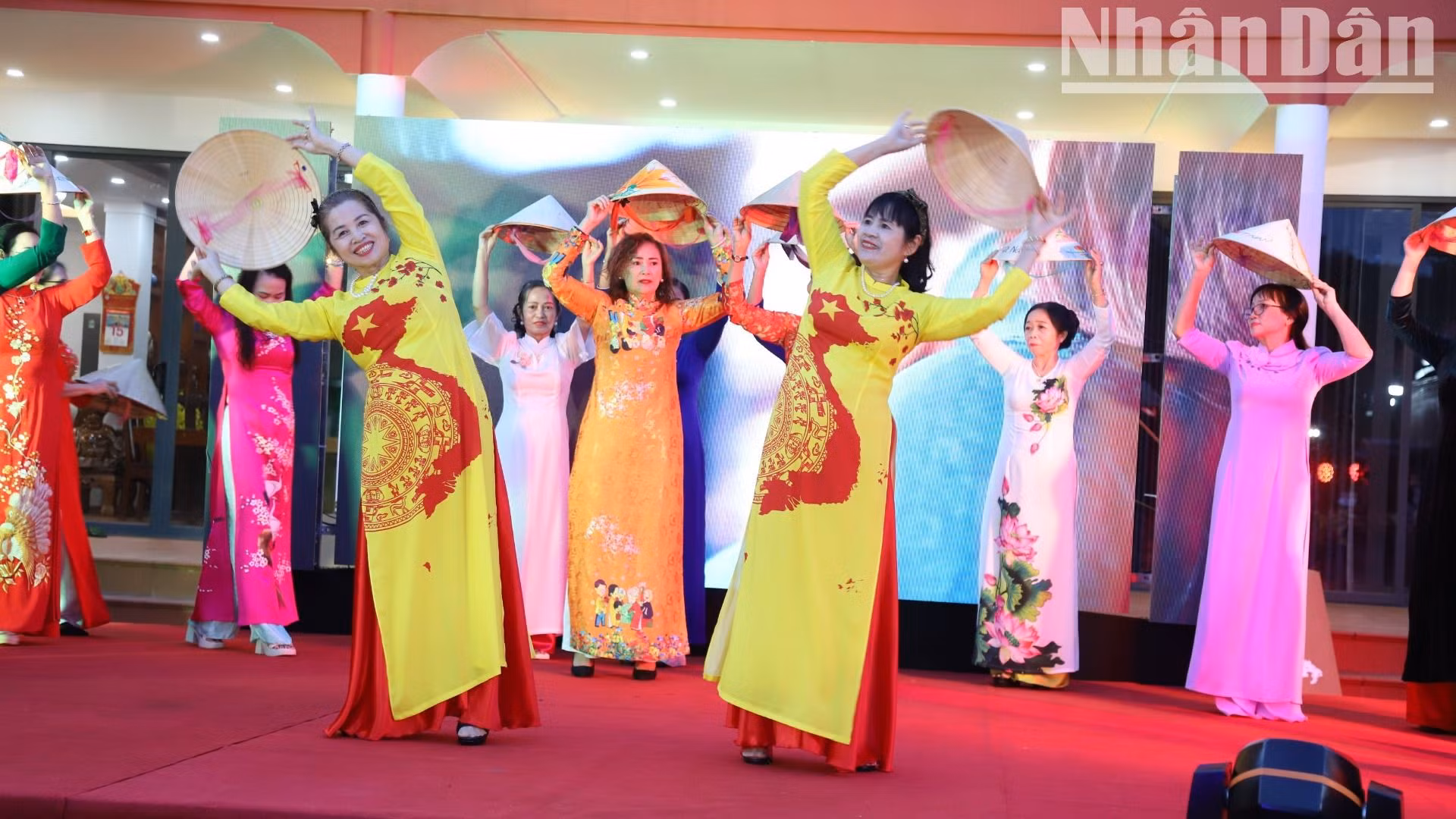 Khi chiếc áo dài kết hợp với chiếc nón bài thơ làm cho người phụ nữ Việt Nam thêm duyên dáng.