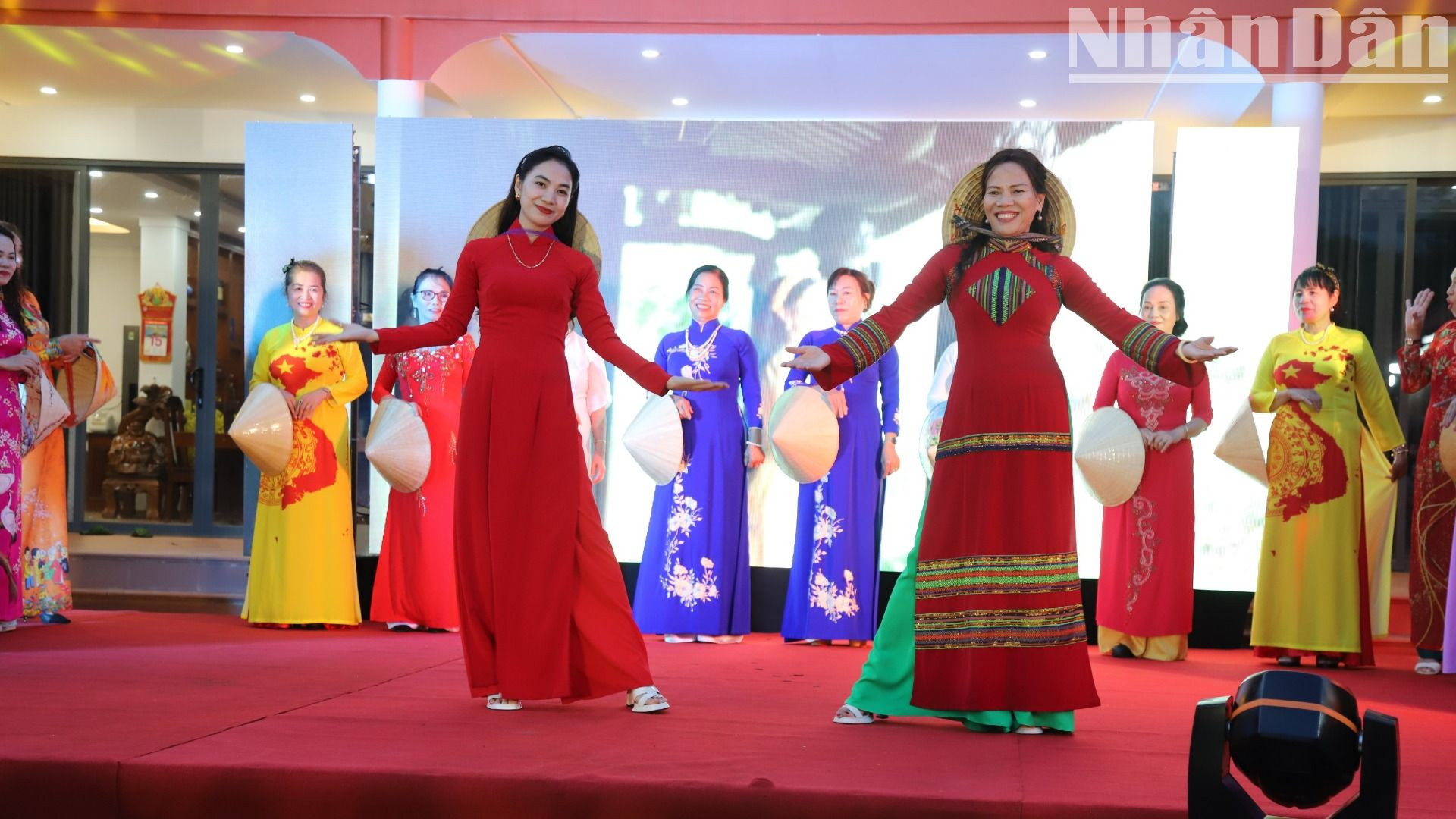 Tự tin và duyên dáng trong tà áo dài Việt Nam.