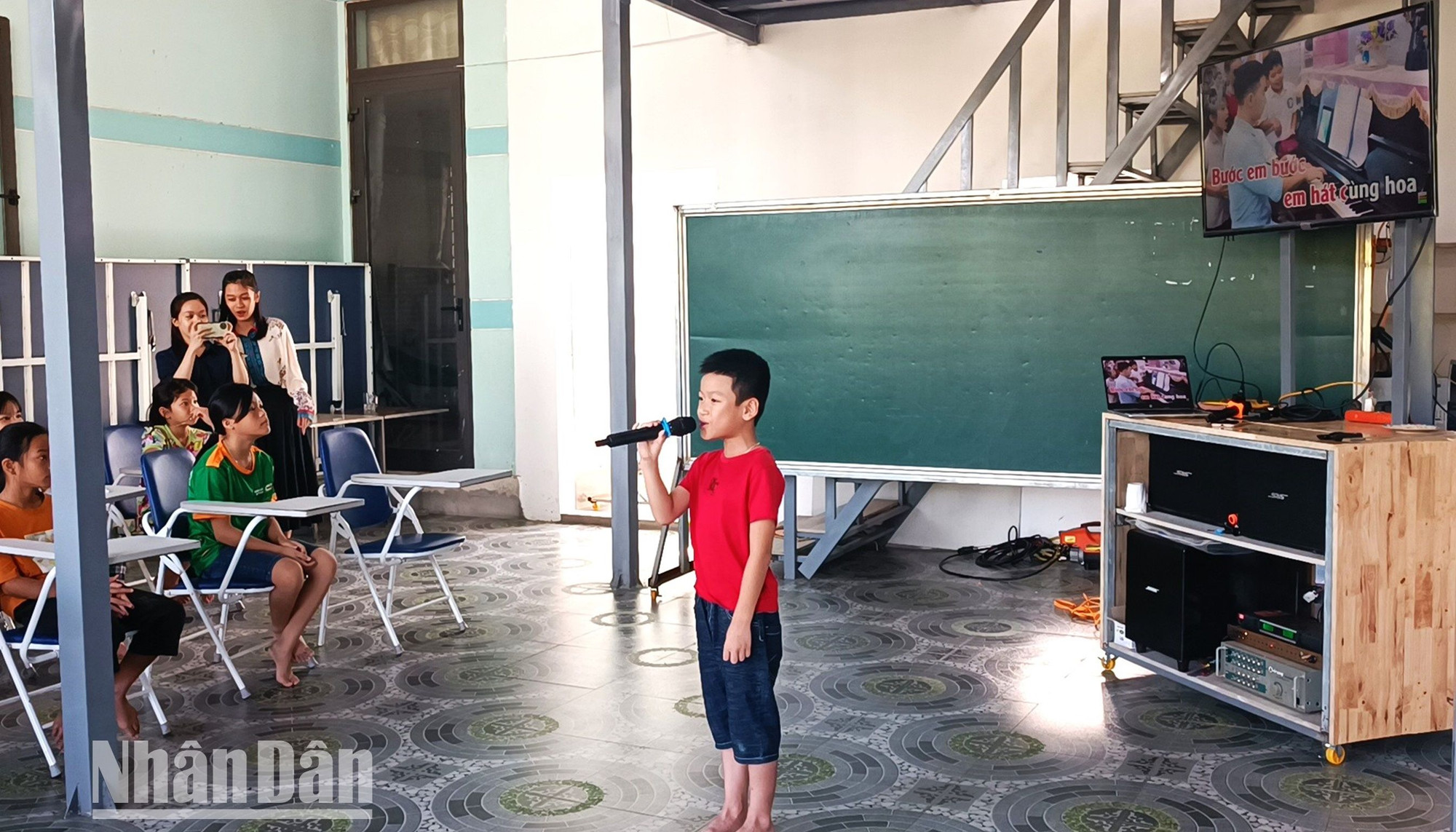 Theo thầy giáo Mai Văn Chuyền, việc tổ chức các hoạt động vui chơi giúp các em có thêm niềm tin và hứng thú để đến trường học tập.