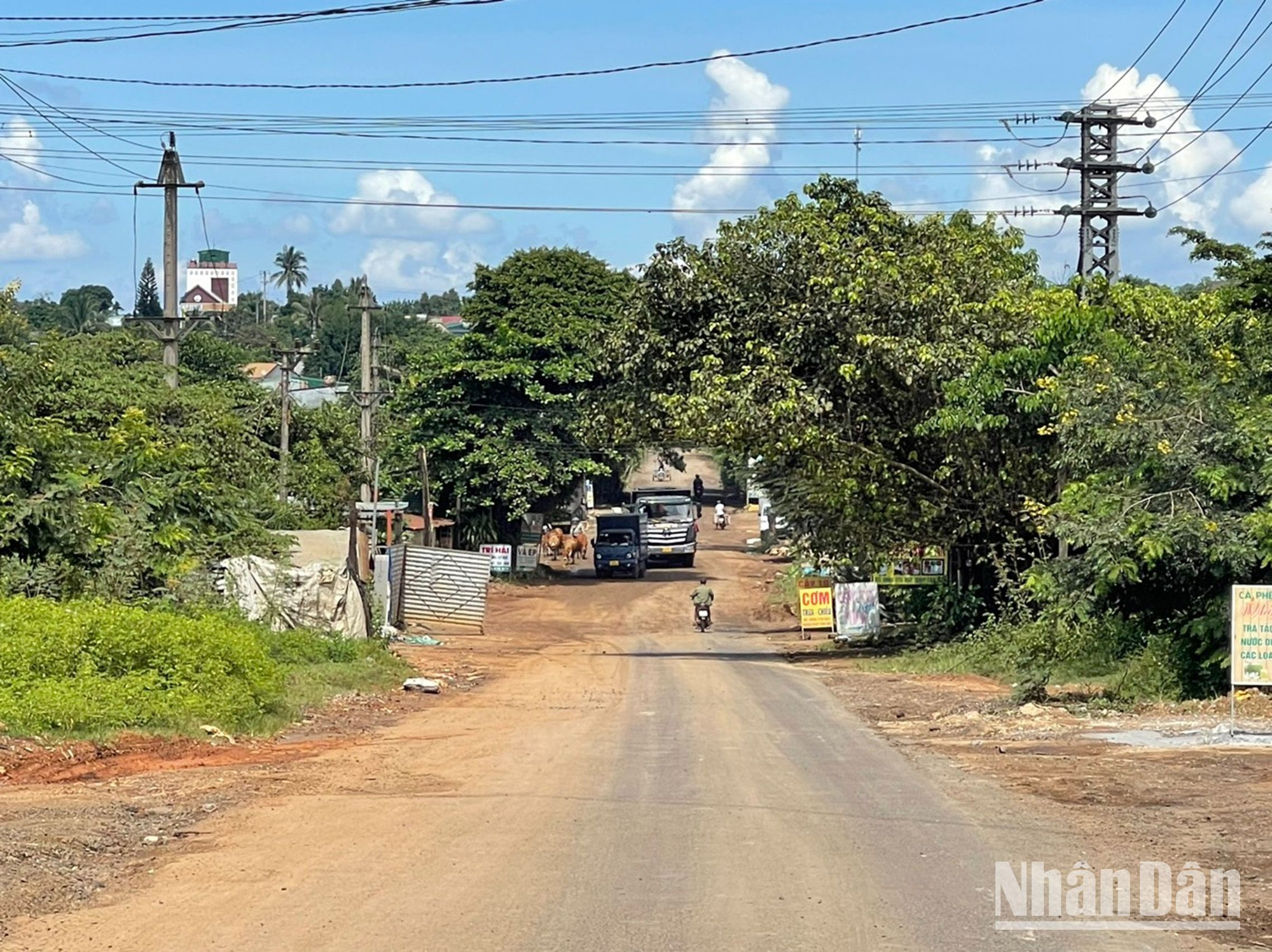 Là khu công nghiệp lớn của tỉnh nhưng đường giao thông dẫn từ Quốc lộ 14 vào khu công nghiệp chỉ hơn 2 km song xuống cấp, hư hỏng nhiều năm không được đầu tư nâng cấp.