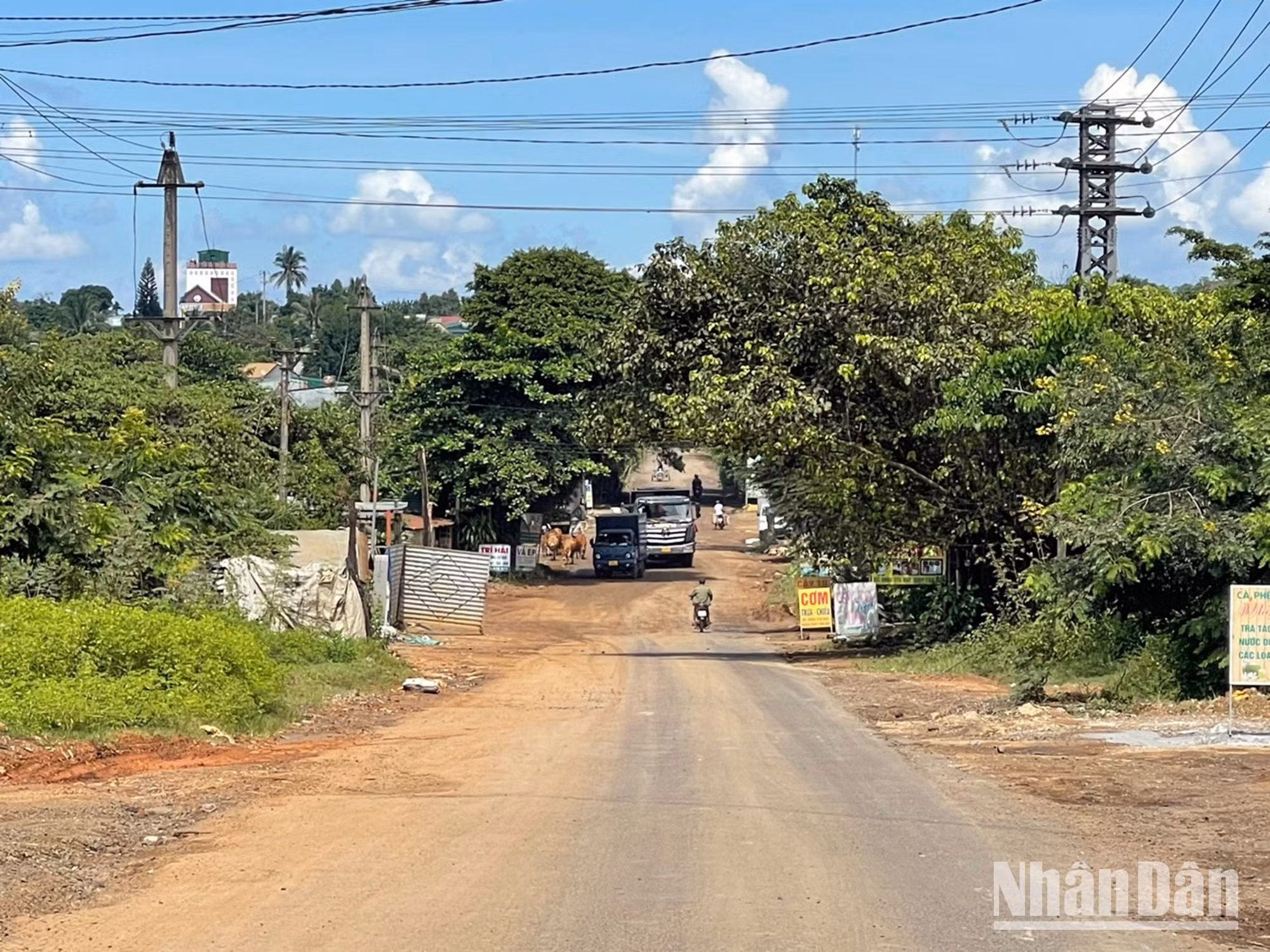 Là khu công nghiệp lớn của tỉnh nhưng đường giao thông dẫn từ Quốc lộ 14 vào khu công nghiệp chỉ hơn 2 km song xuống cấp, hư hỏng nhiều năm không được đầu tư nâng cấp.