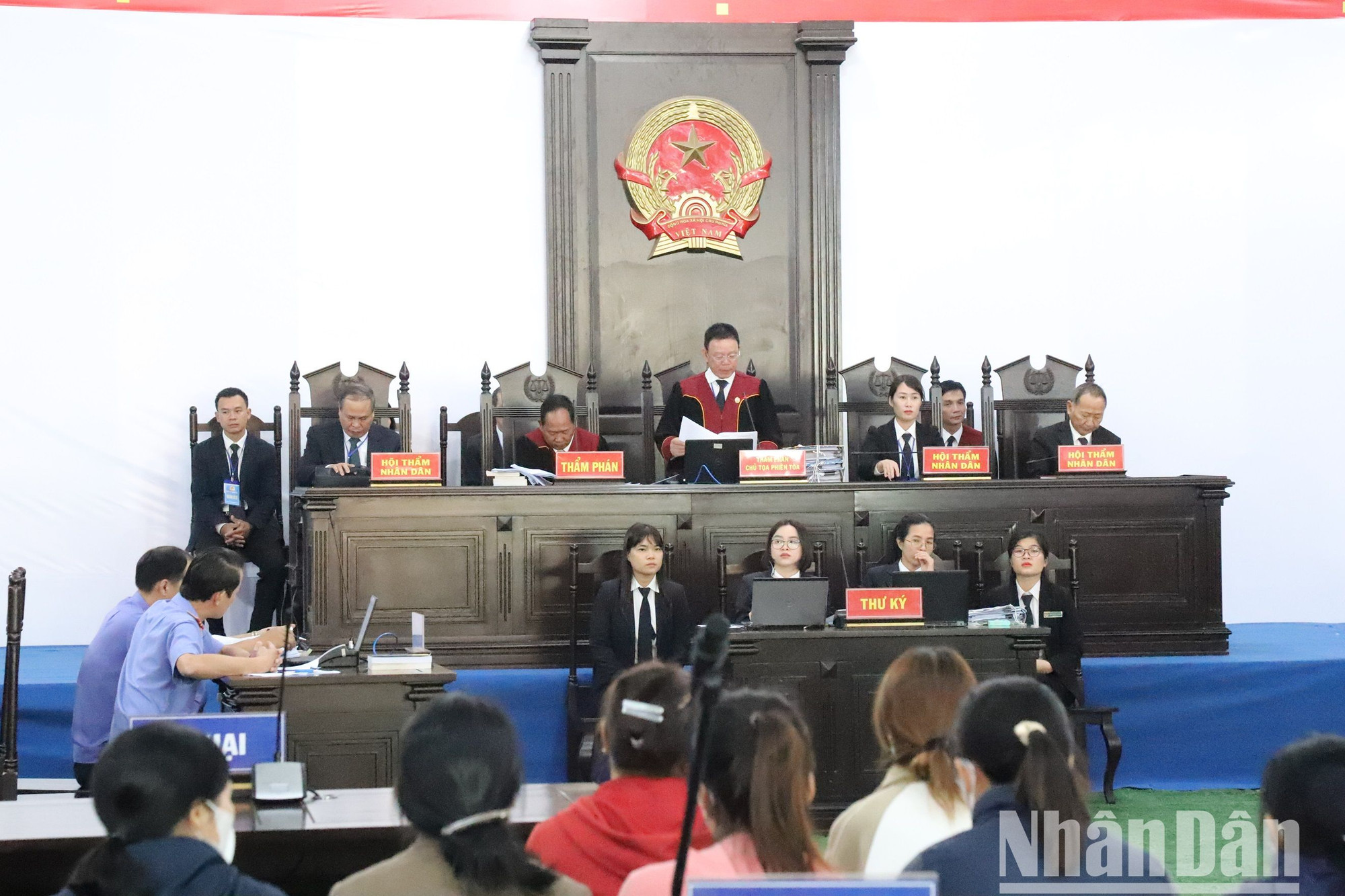 Hội đồng xét xử gồm 5 người, chủ tọa phiên tòa là thẩm phán Nguyễn Duy Hữu, Chánh án Tòa án nhân dân tỉnh Đắk Lắk và 4 hội thẩm nhân dân.