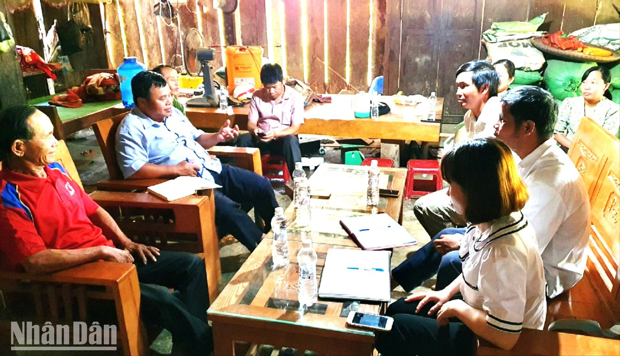 Đồng chí Nguyễn Văn Tâm (người ngồi giữa bên trái) khi còn làm Bí thư Đảng ủy xã Cư Lui về dự một buổi sinh hoạt chi bộ thôn.