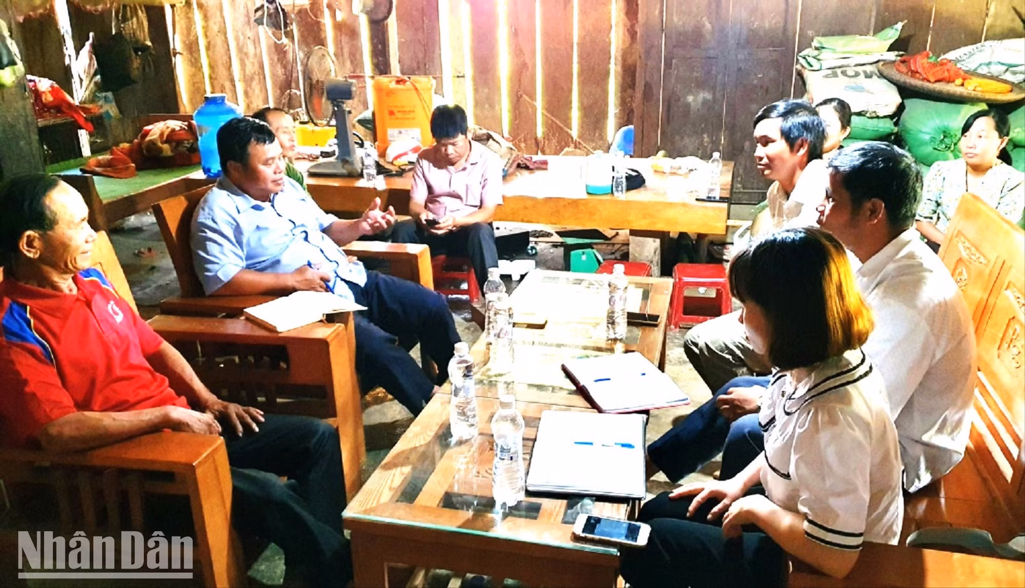 Đồng chí Nguyễn Văn Tâm (người ngồi giữa bên trái) khi còn làm Bí thư Đảng ủy xã Cư Lui về dự một buổi sinh hoạt chi bộ thôn.