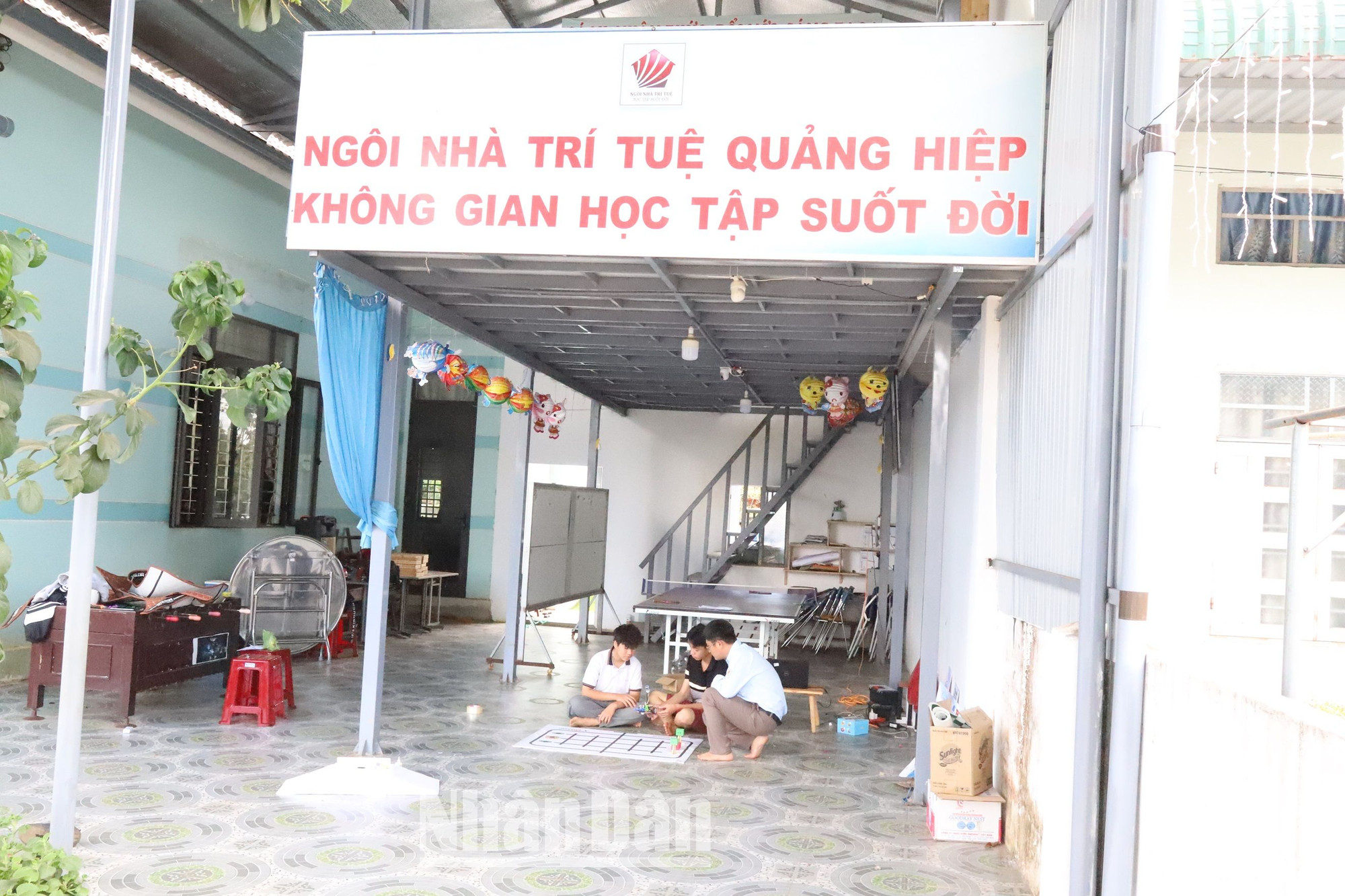 Vợ chồng thầy giáo Mai Văn Chuyền và Vũ Thị Nhung mong muốn tiếp tục xây dựng Ngôi nhà trí tuệ thành không gian học tập suốt đời cho học sinh và người dân địa phương.