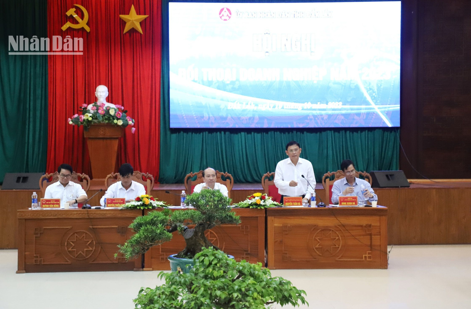 Phó Chủ tịch Thường trực tỉnh Đắk Lắk Ủy ban nhân dân tỉnh Đắk Lắk Nguyễn Tuấn Hà thông tin về tình hình hoạt động của các doanh nghiệp trên địa bàn tỉnh trong 9 tháng đầu năm 2023 tại buổi đối thoại giữa lãnh đạo Ủy ban nhân dân tỉnh với doanh nghiệp được tổ chức vào cuối tháng 10/2023.