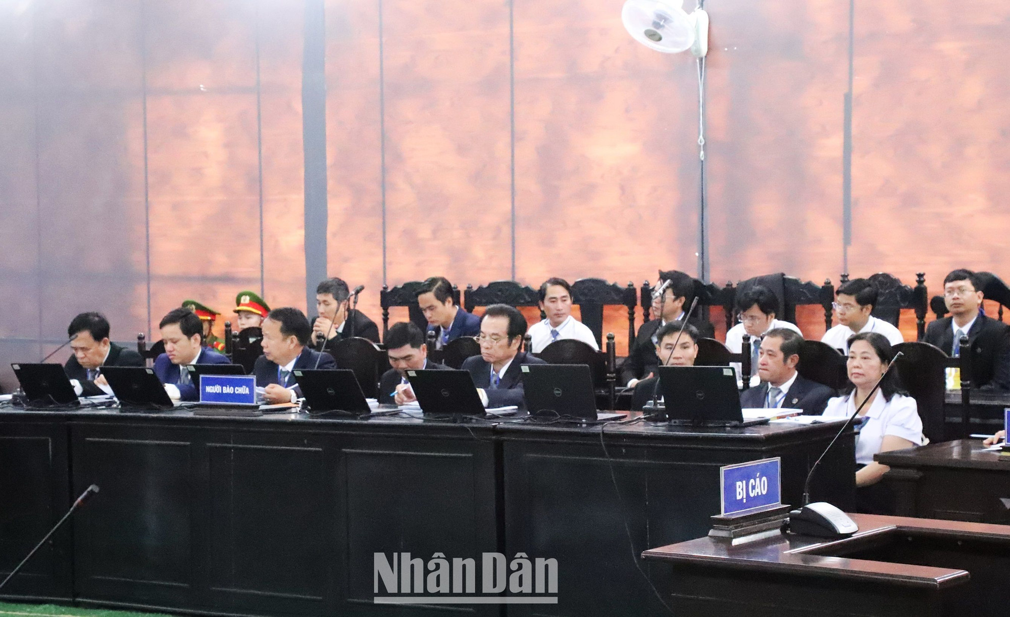 Tham gia bào chữa, trợ giúp pháp lý cho 94/100 bị cáo có mặt tại phiên tòa gồm 19 luật sư, cán bộ trợ giúp pháp lý của Đoàn Luật sư tỉnh Đắk Lắk, Trung tâm trợ giúp pháp lý tỉnh Đắk Lắk và các văn phòng luật sư trên địa bàn tỉnh Đắk Lắk. 6 bị cáo xét xử vắng mặt.