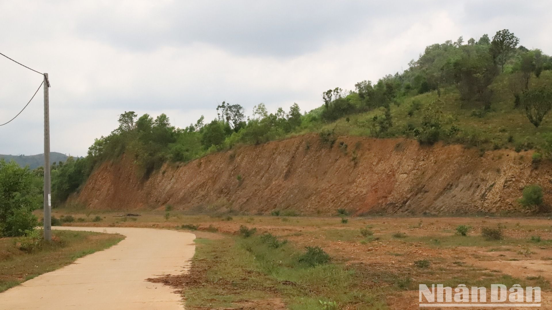 Nhiều khu vực phía ta-luy dương tại Dự án định canh, định cư xã Ea Yiêng cũng bị múc đất san ủi mặt bằng tạo vách đứng khá cao nên cũng có nguy cơ sạt lở. Nhiều khu vực phía ta-luy dương tại Dự án định canh, định cư xã Ea Yiêng cũng bị múc đất san ủi mặt bằng tạo vách đứng khá cao nên cũng có nguy cơ sạt lở.