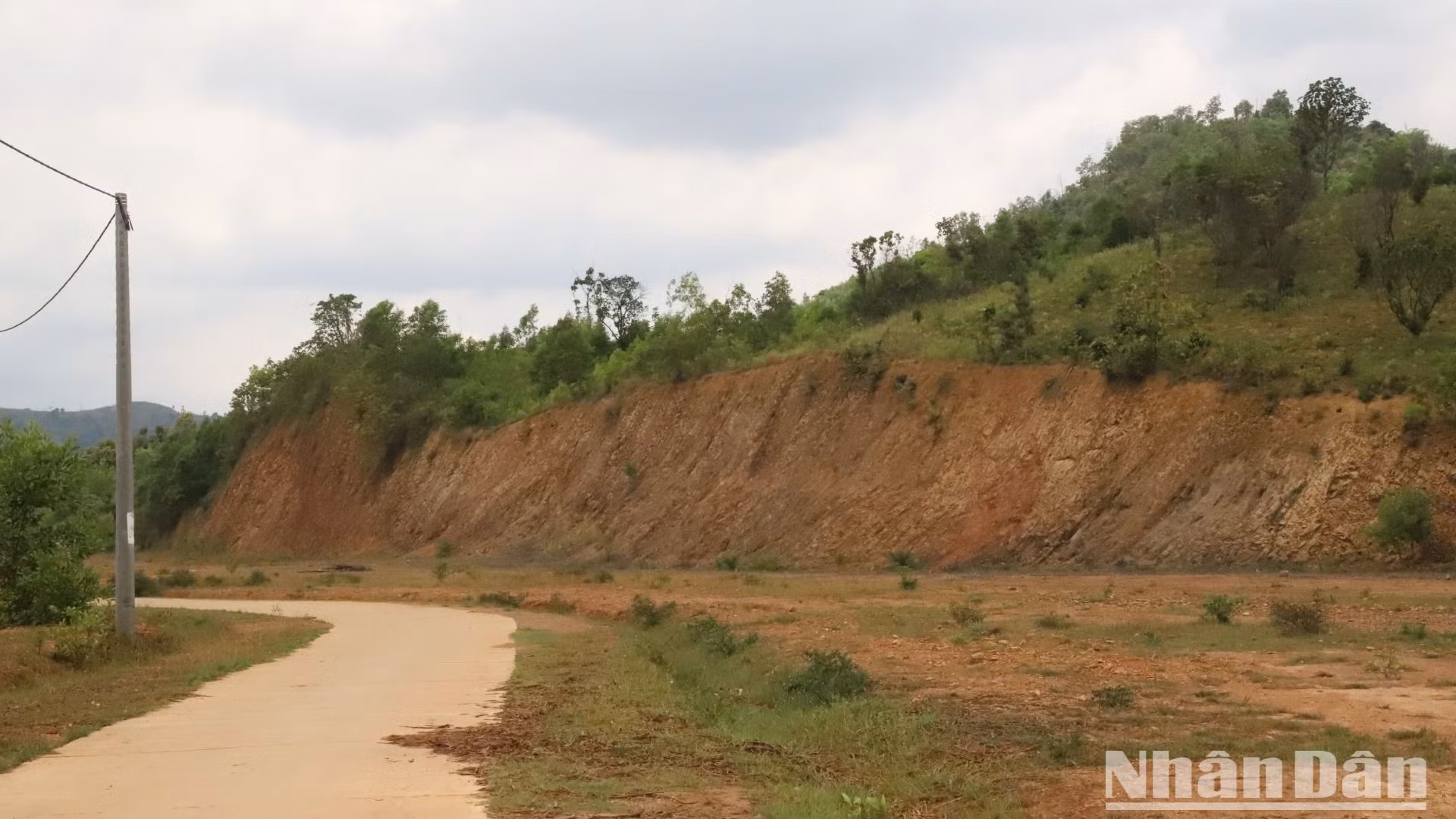 Nhiều khu vực phía ta-luy dương tại Dự án định canh, định cư xã Ea Yiêng cũng bị múc đất san ủi mặt bằng tạo vách đứng khá cao nên cũng có nguy cơ sạt lở.